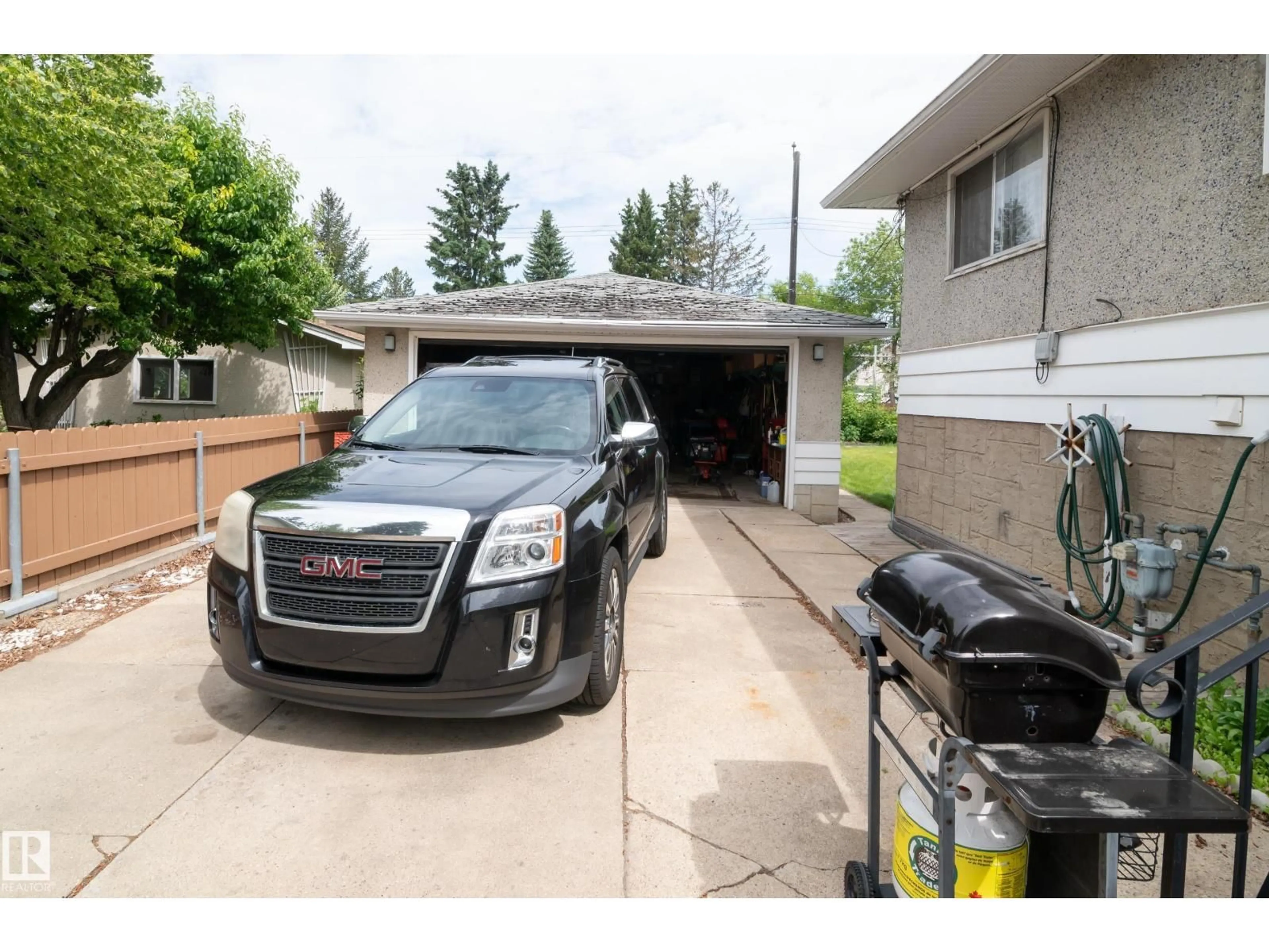 Indoor garage for 8316 73 AV, Edmonton Alberta T6C0E2