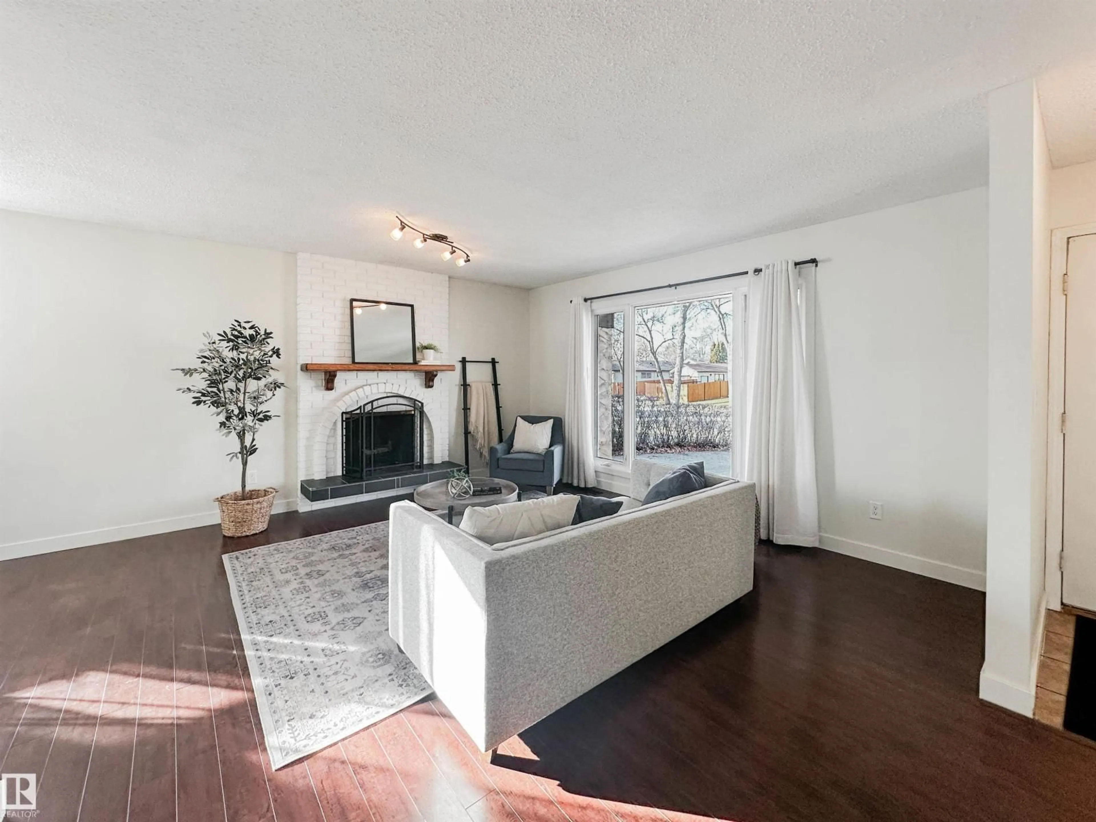 Living room with furniture, wood/laminate floor for 9 LONGVIEW CR, St. Albert Alberta T8N2W1