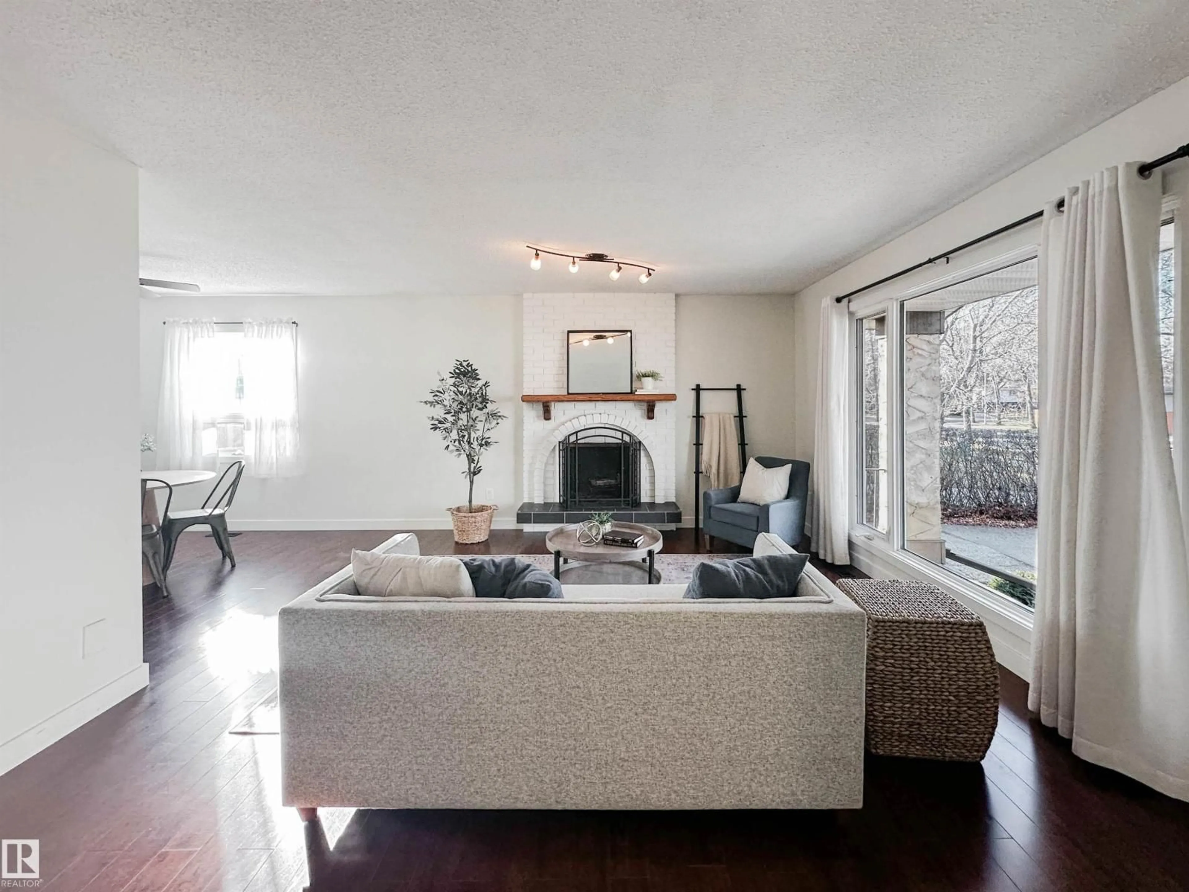 Living room with furniture, unknown for 9 LONGVIEW CR, St. Albert Alberta T8N2W1