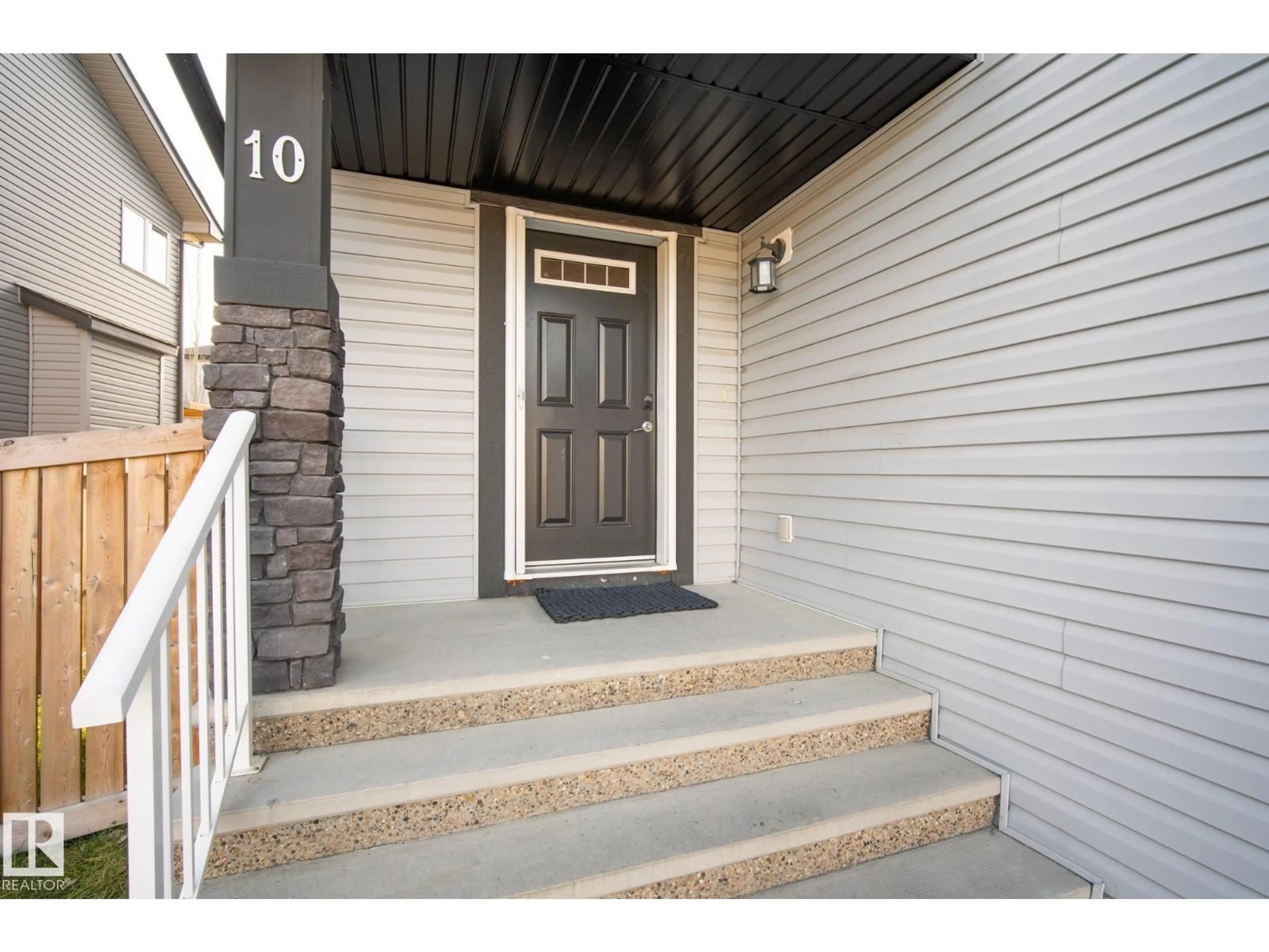 Indoor entryway for 10 CODETTE WY, Sherwood Park Alberta T8H2T6