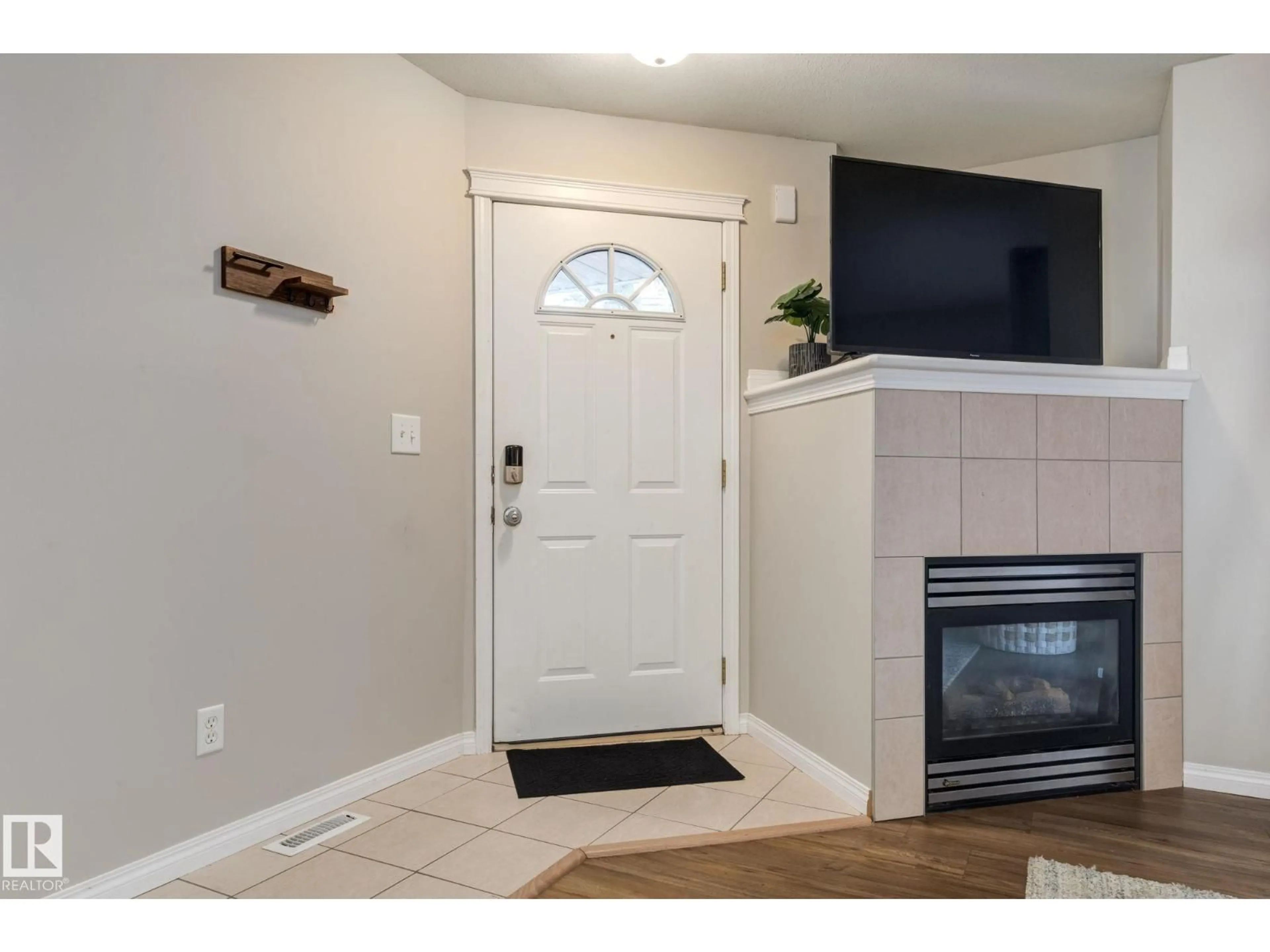 Indoor entryway for 43 - 2505 42 ST, Edmonton Alberta T6L7G8