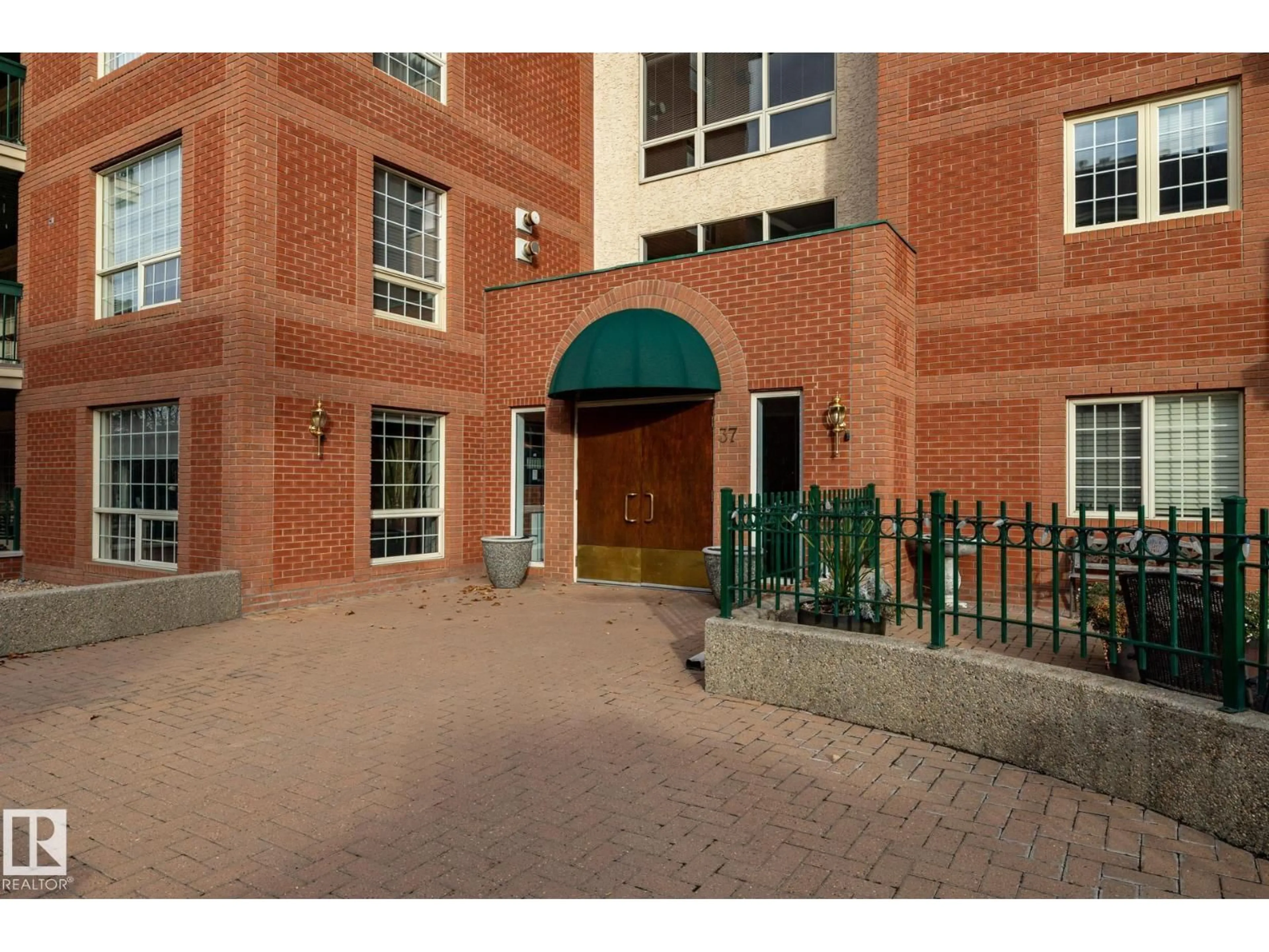 Indoor foyer for 37 - 102 SIR WINSTON CHURCHILL AV, St. Albert Alberta T8N0G3