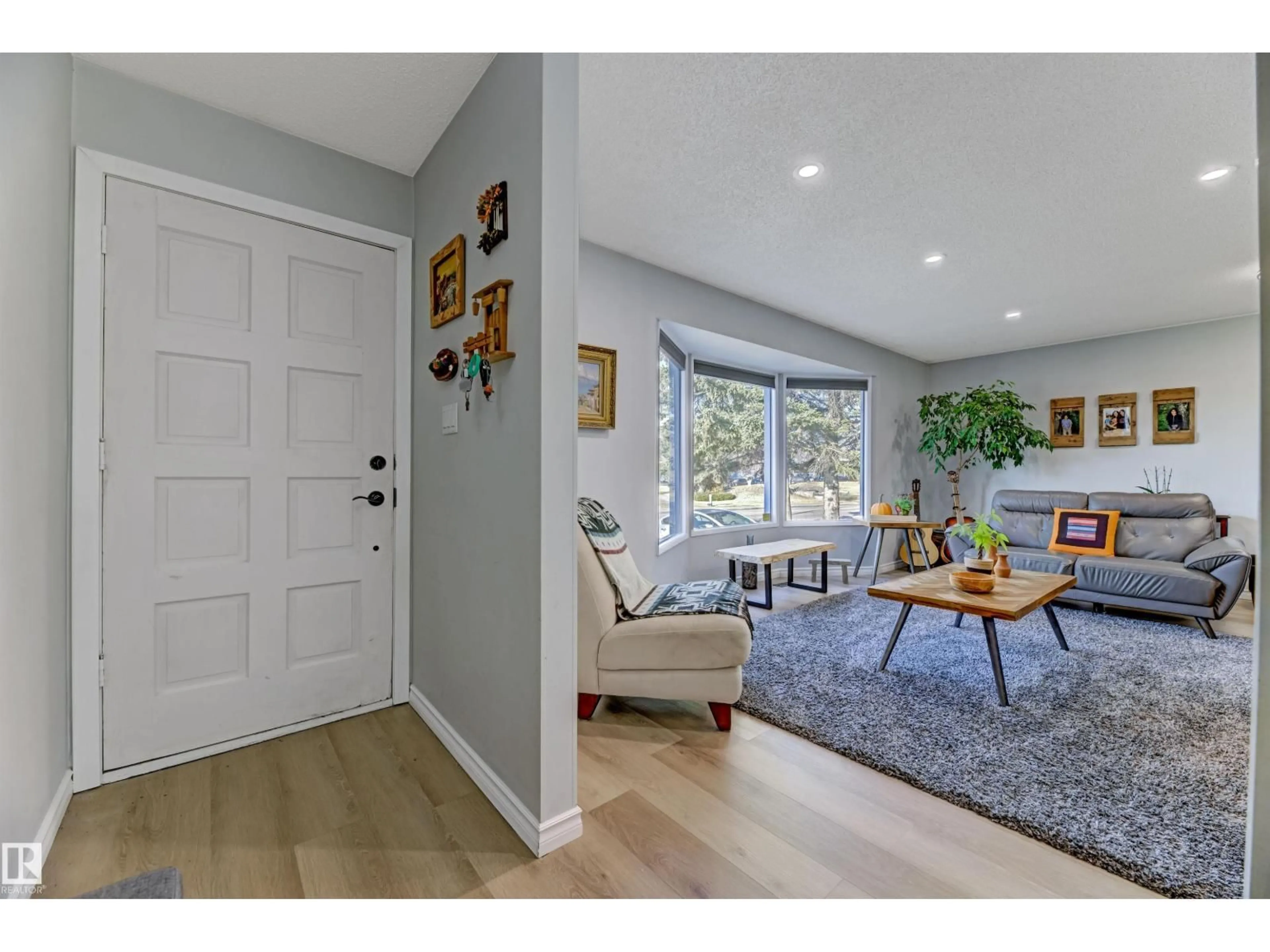 Indoor entryway for 210 GEORGIAN WY, Sherwood Park Alberta T8A2X1