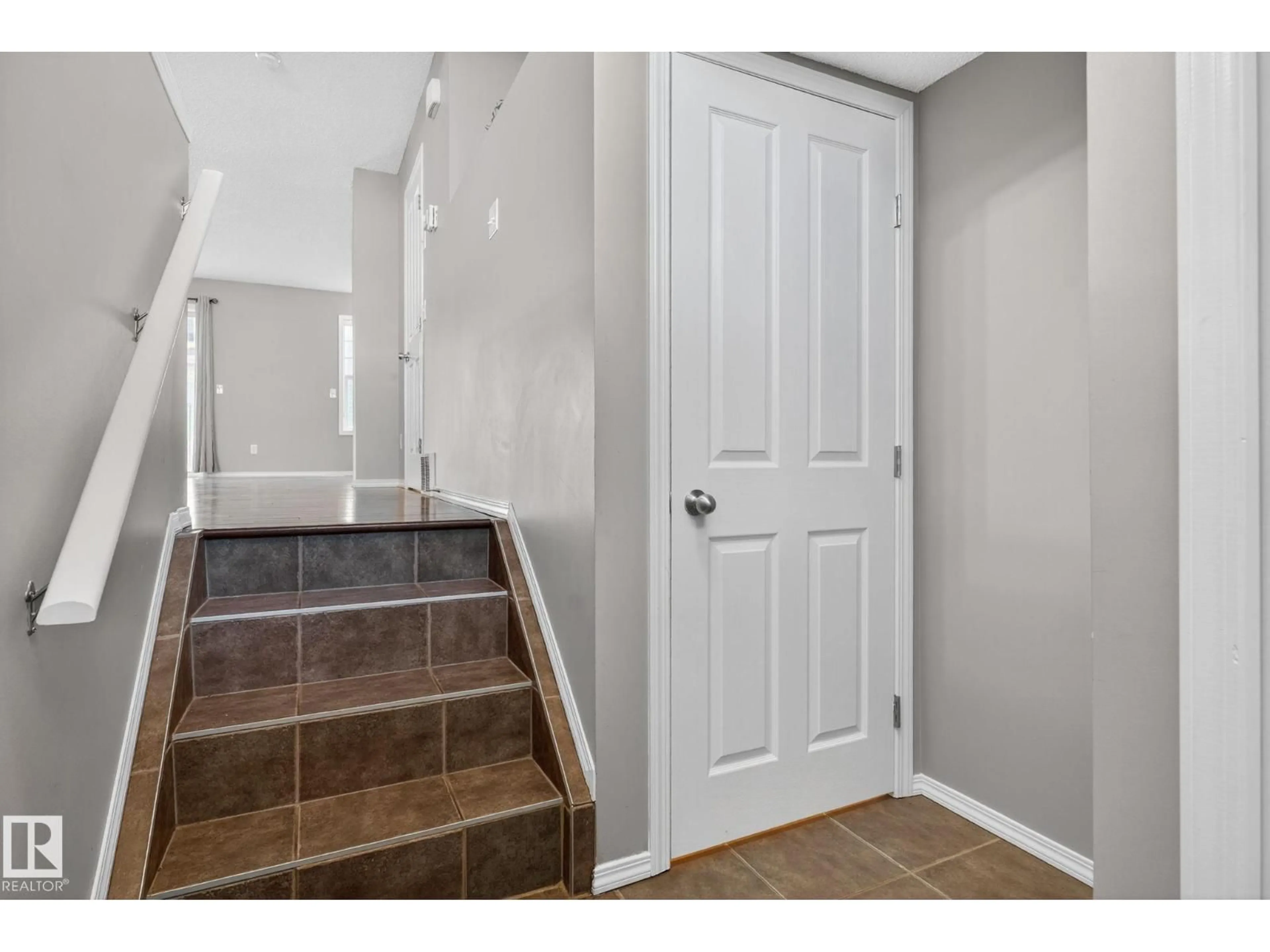 Indoor entryway for #87 - 2051 TOWNE CENTRE BV, Edmonton Alberta T6R0G8