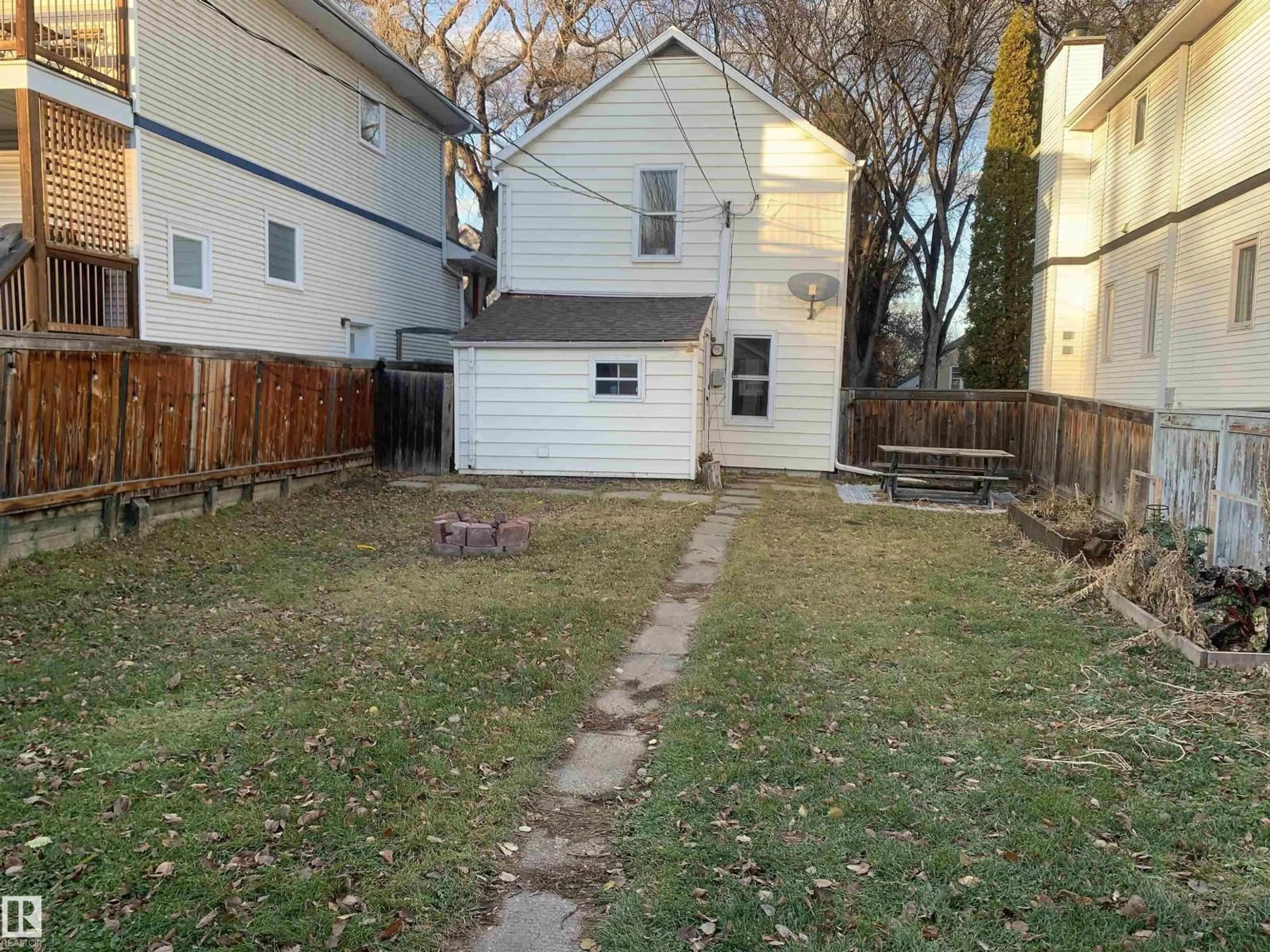 Unknown for 9747 90 AV, Edmonton Alberta T6E2S8