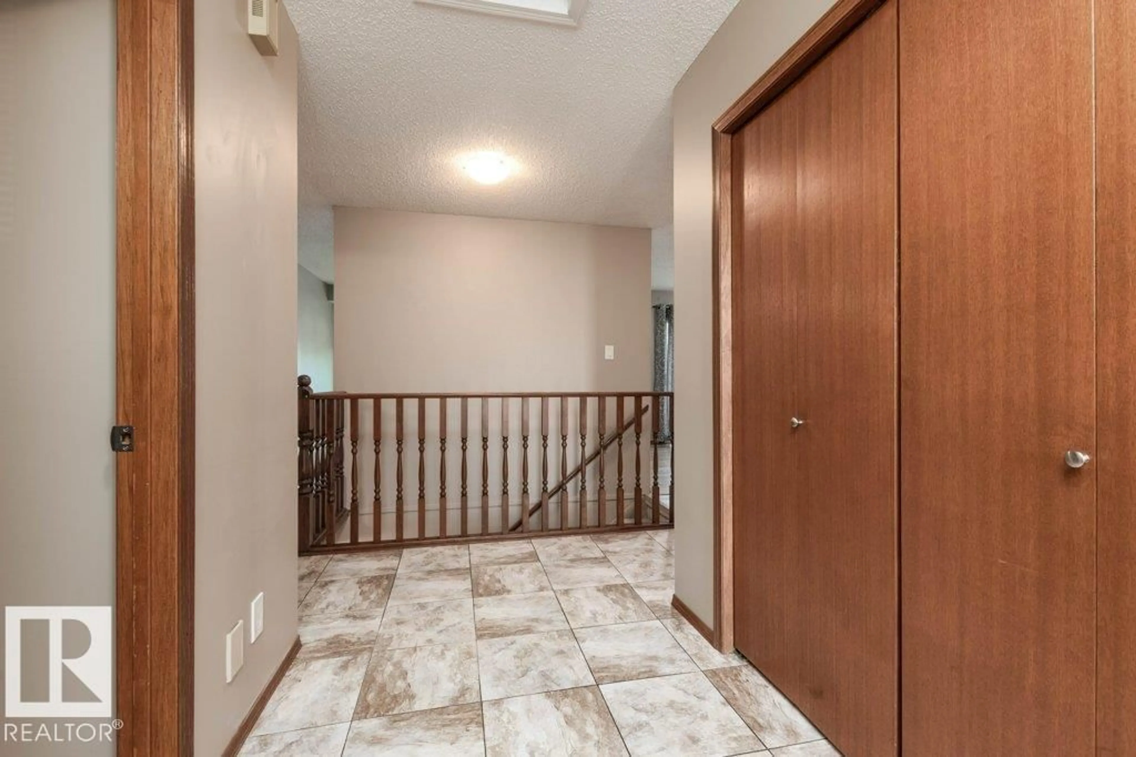 Indoor entryway for 2 - 44 GEORGIAN WY, Sherwood Park Alberta T8A5K3
