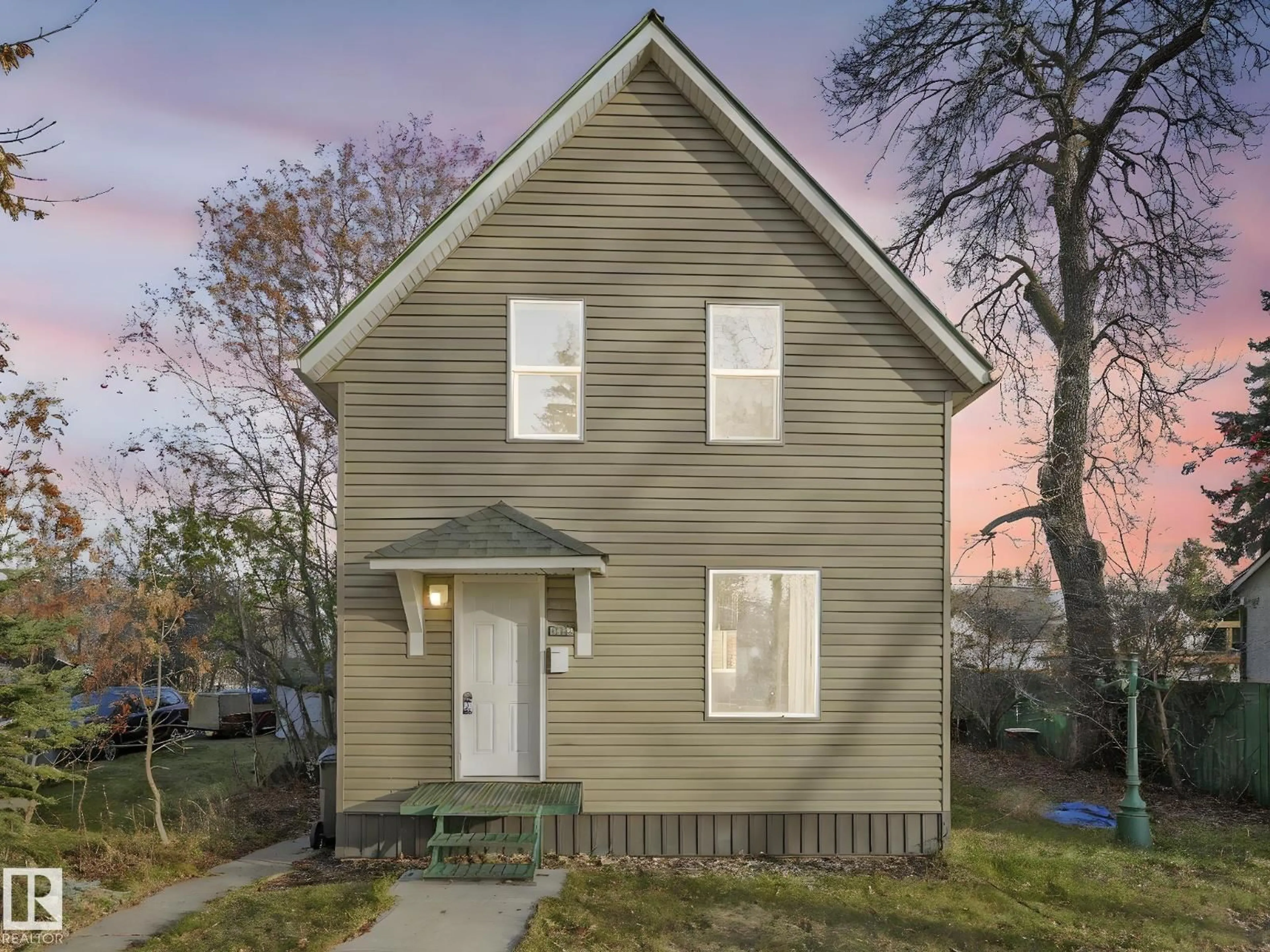 Home with vinyl exterior material, street for 4315 52 ST, Wetaskiwin Alberta T9A1N3