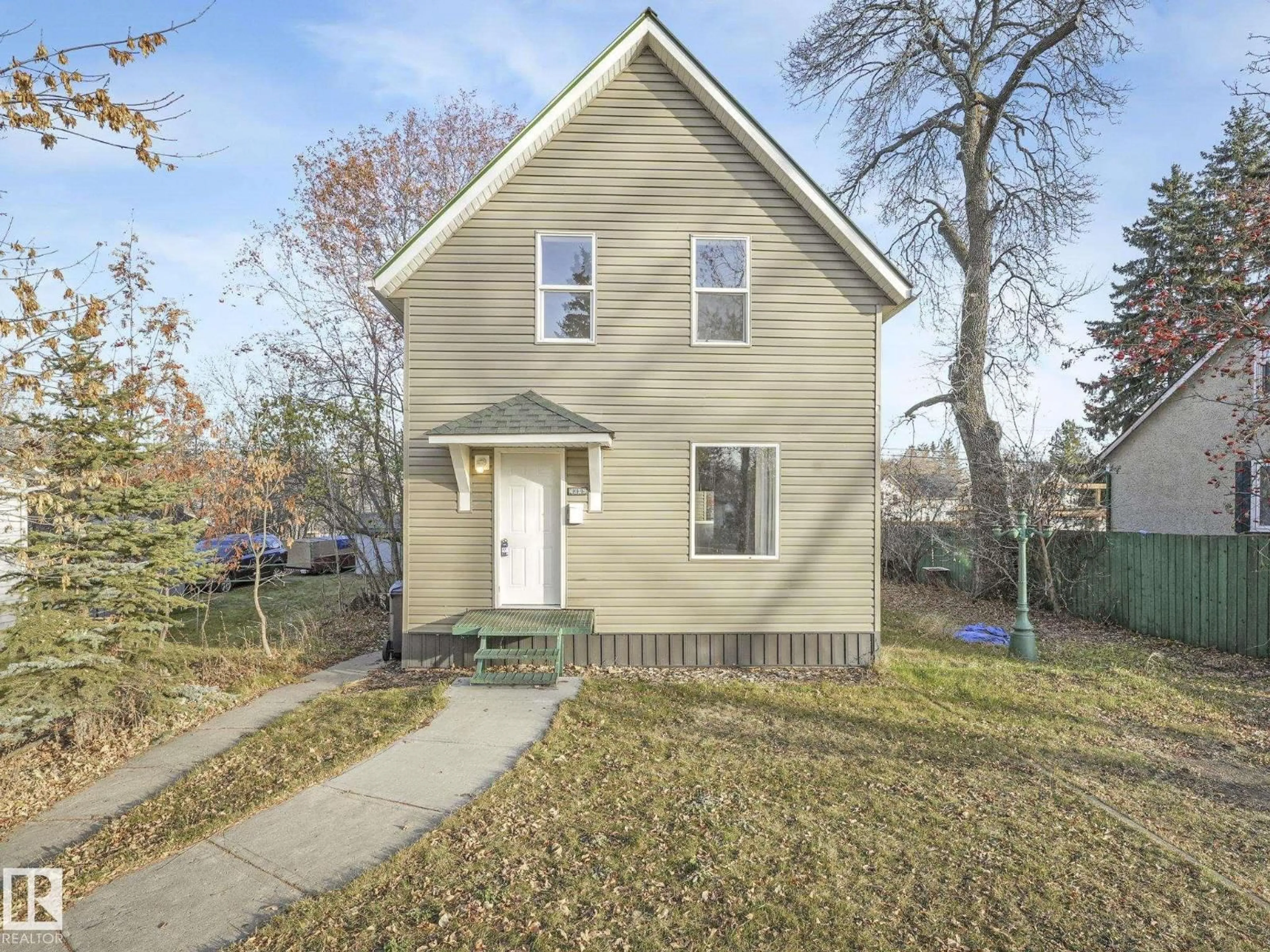 Home with vinyl exterior material, street for 4315 52 ST, Wetaskiwin Alberta T9A1N3