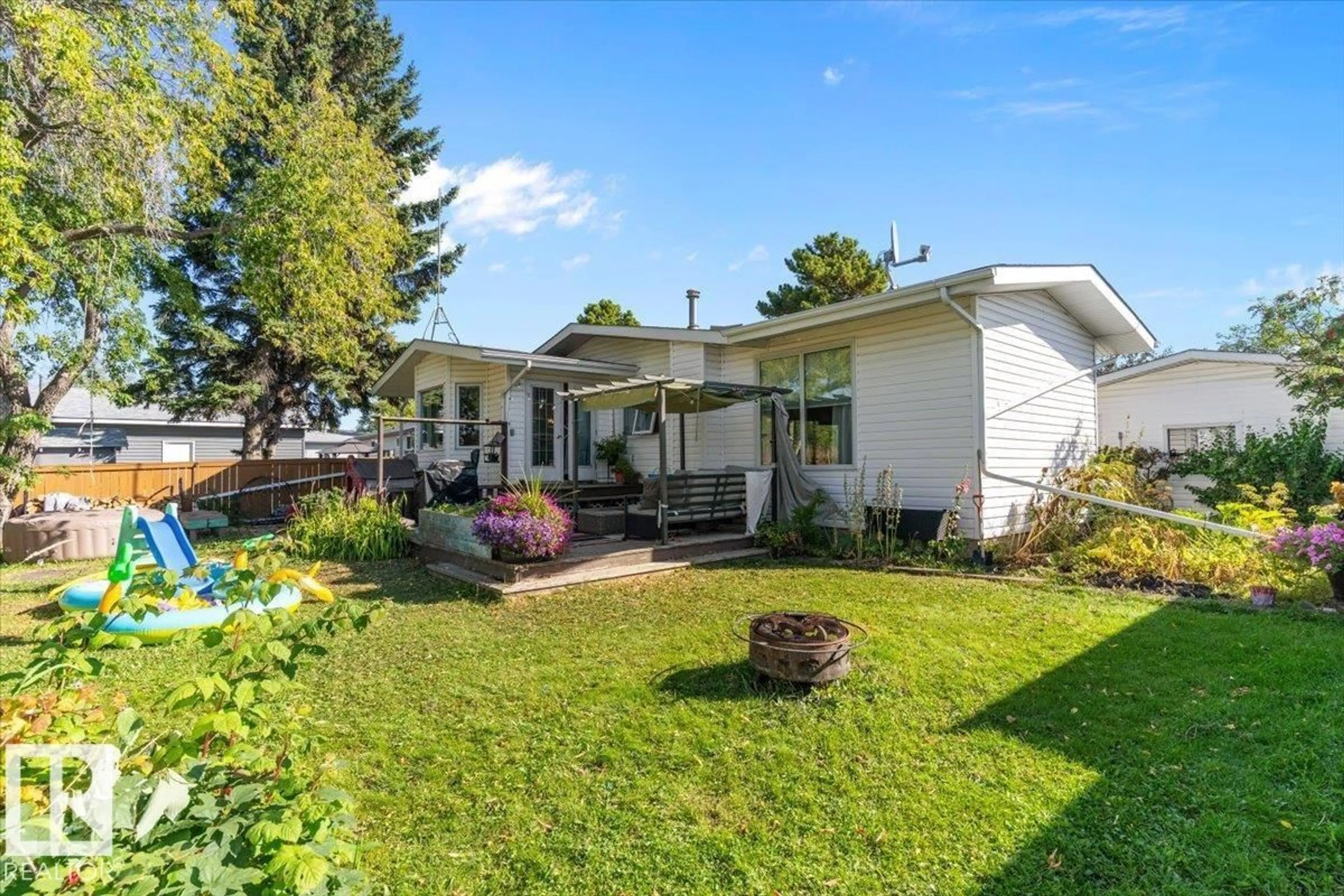 Home with vinyl exterior material, street for 8 BEAVERHILL DR, Tofield Alberta T0B4J0