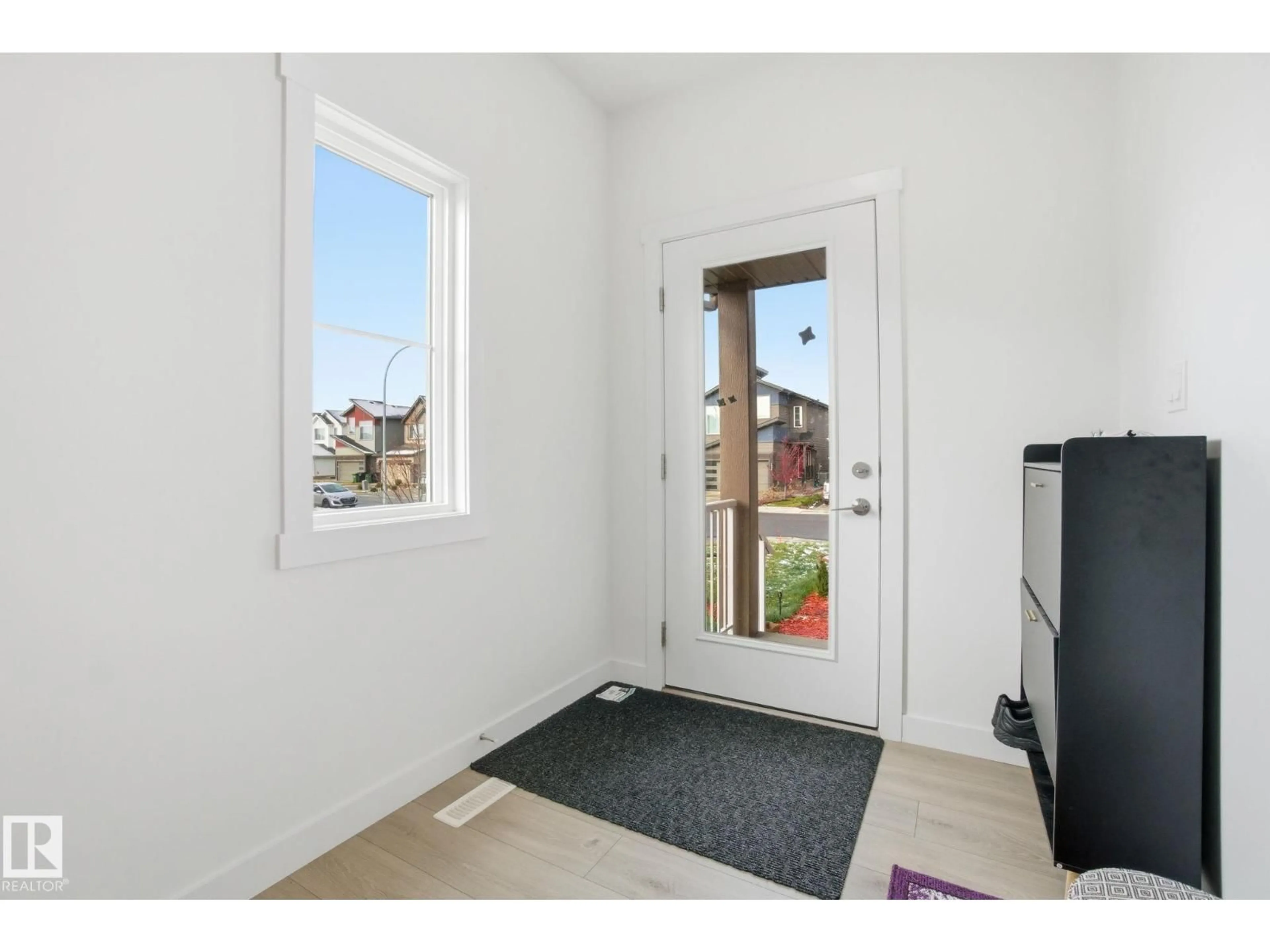Indoor entryway for 22529 99A AV, Edmonton Alberta T5T7R7