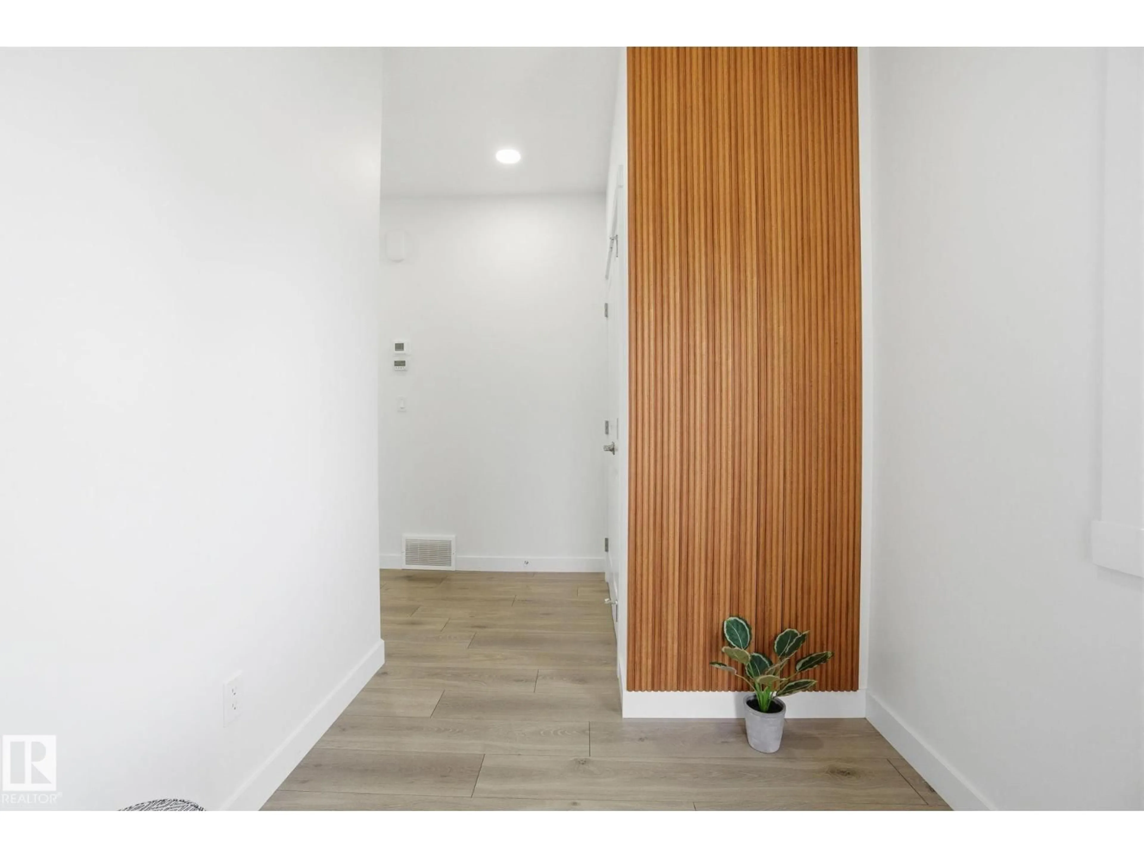 Indoor entryway for 22529 99A AV, Edmonton Alberta T5T7R7