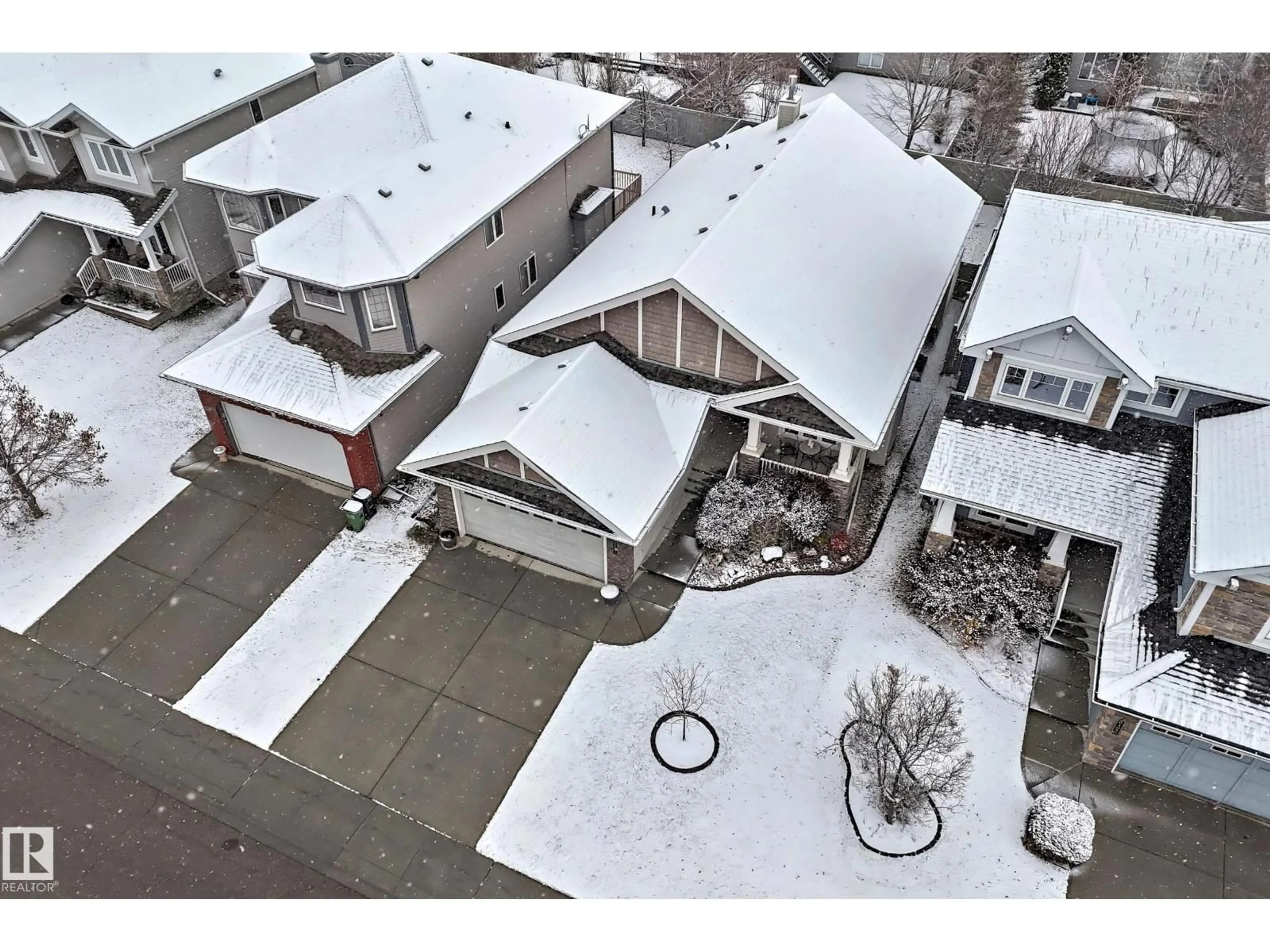 A pic from outside/outdoor area/front of a property/back of a property/a pic from drone, street for 6107 MAYNARD CR, Edmonton Alberta T6R0J2