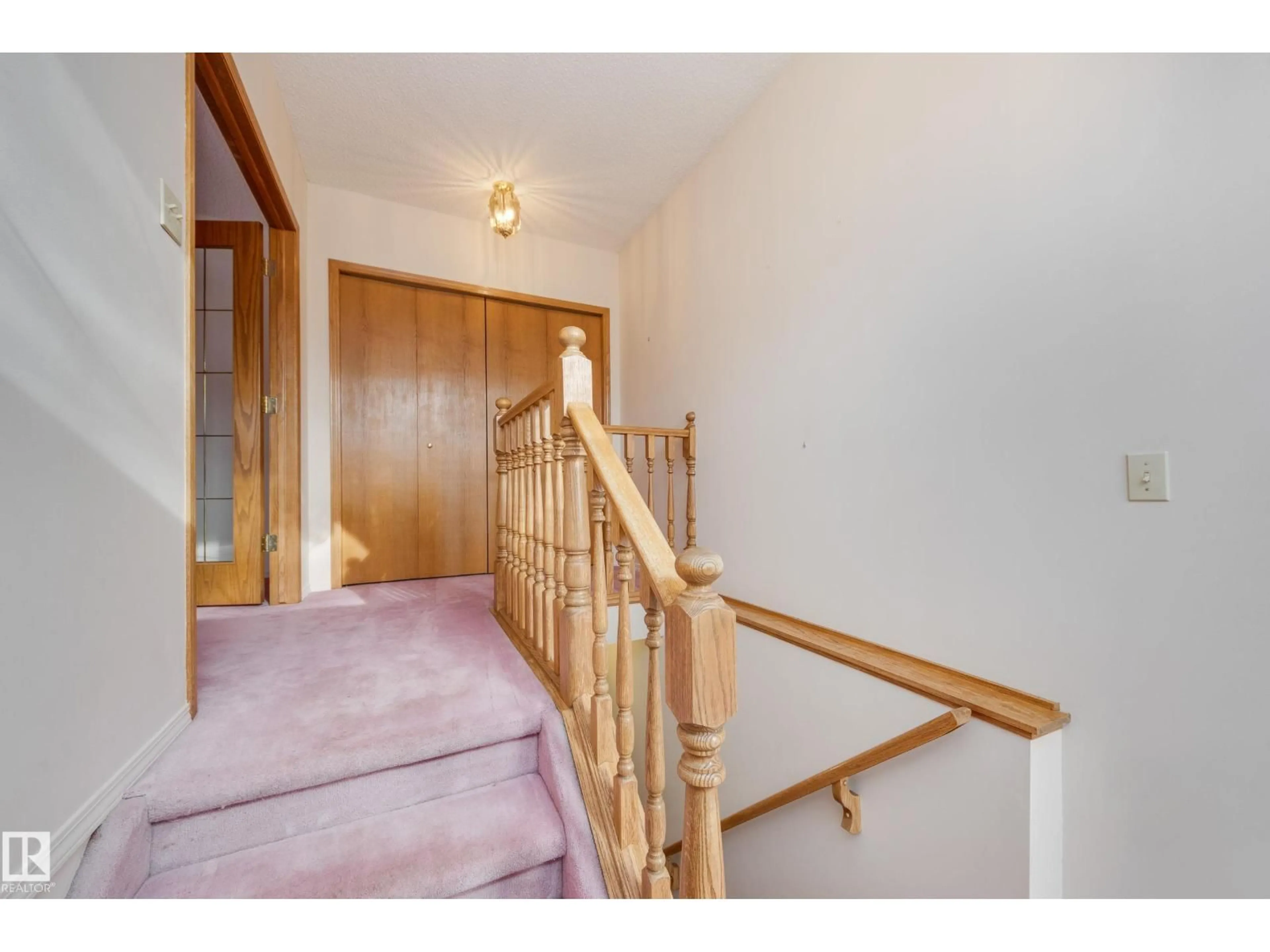 Indoor foyer for 11504 78 AV, Edmonton Alberta T6G0N5