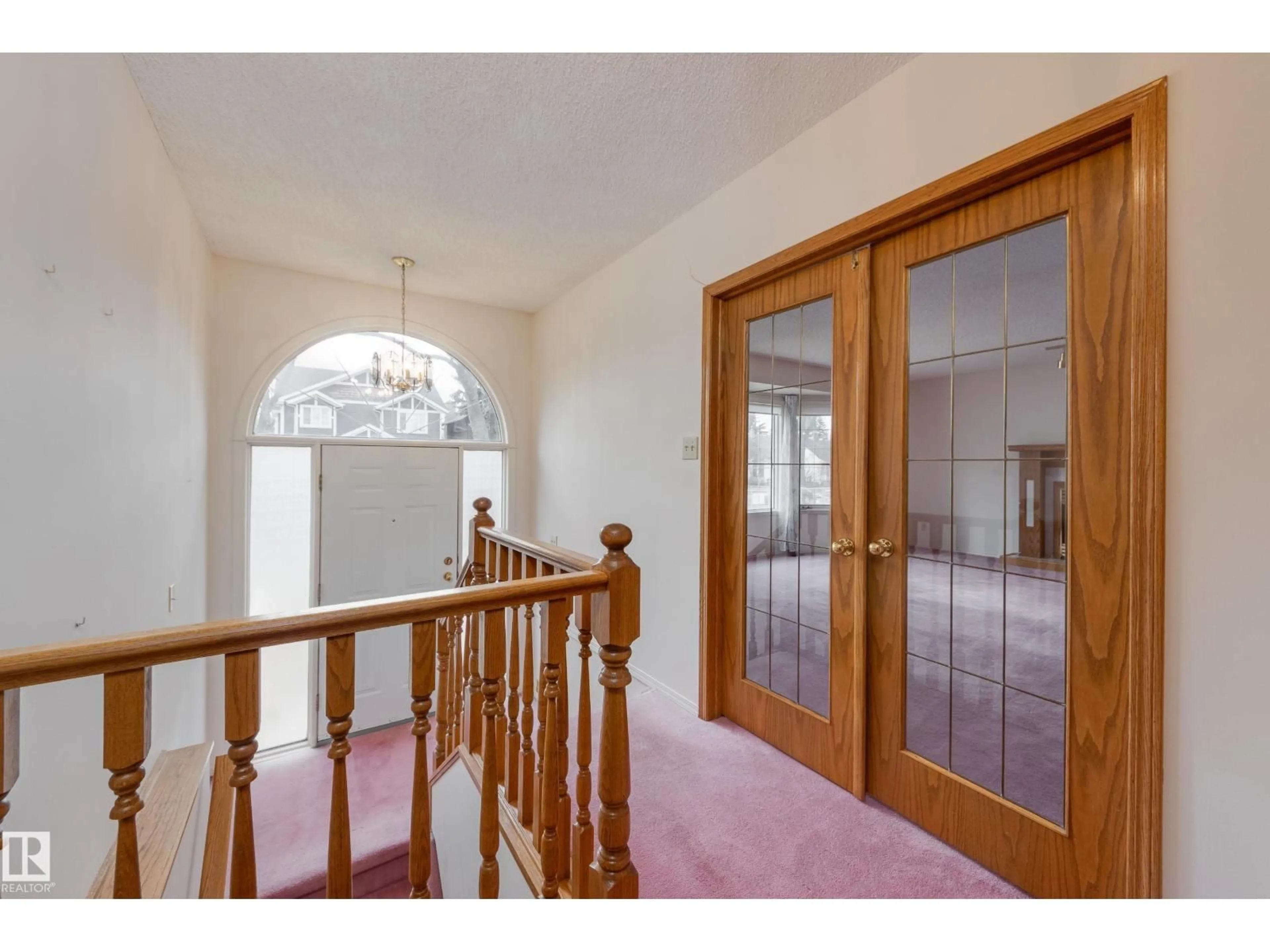 Indoor foyer for 11504 78 AV, Edmonton Alberta T6G0N5