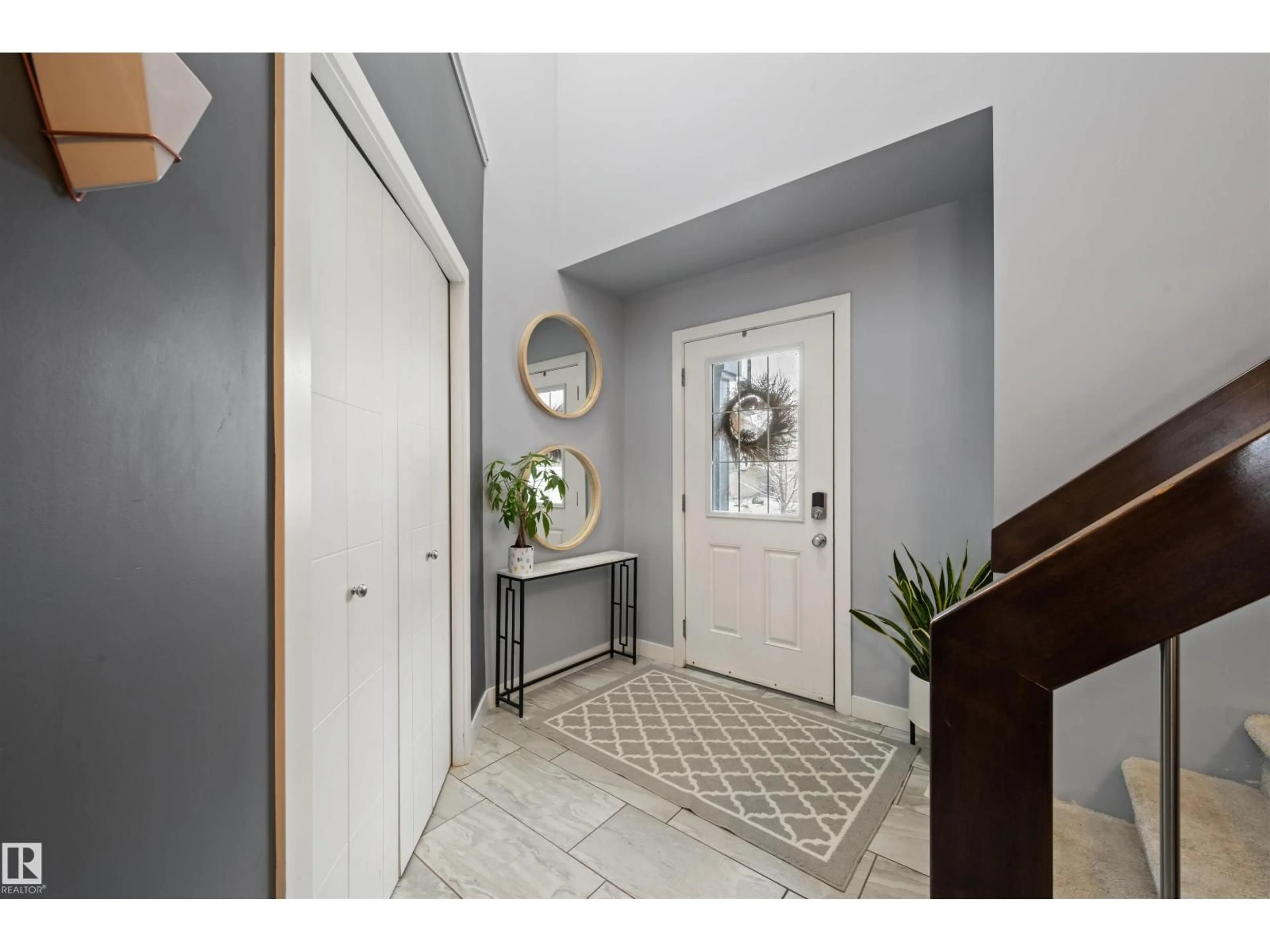 Indoor entryway for 1564 CHAPMAN WY, Edmonton Alberta T6W0Z1