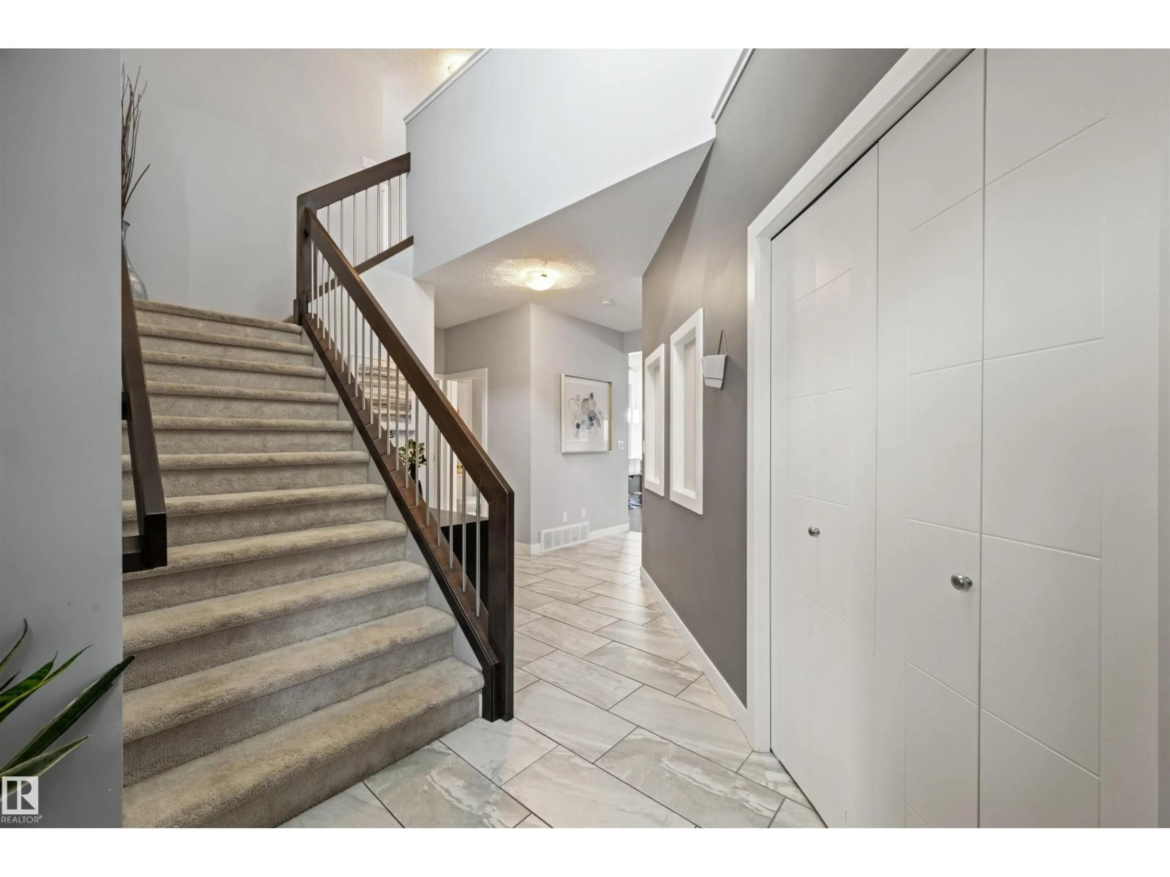 Indoor foyer for 1564 CHAPMAN WY, Edmonton Alberta T6W0Z1