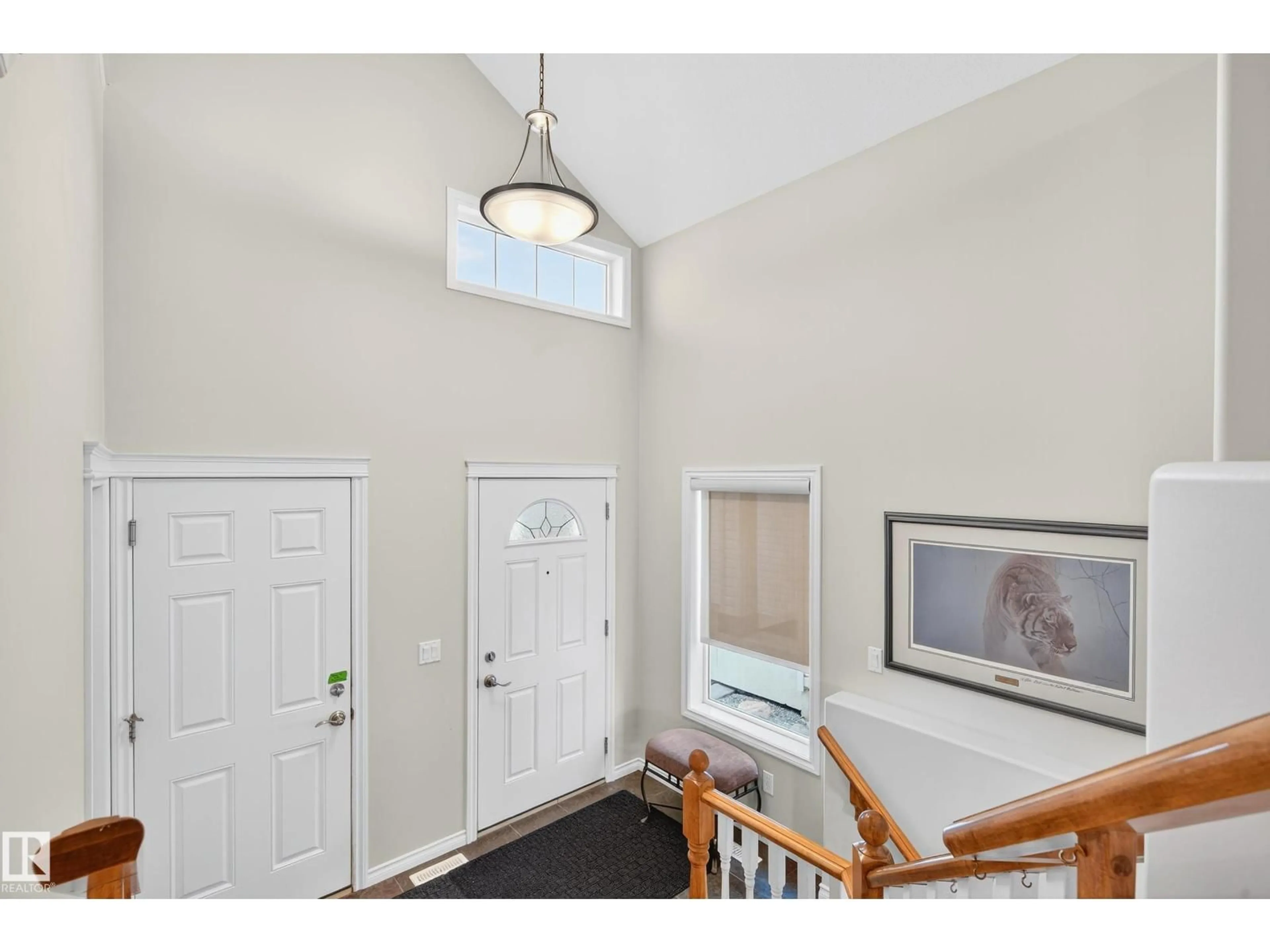 Indoor entryway for 10 NAPOLEON CR, St. Albert Alberta T8N1C6