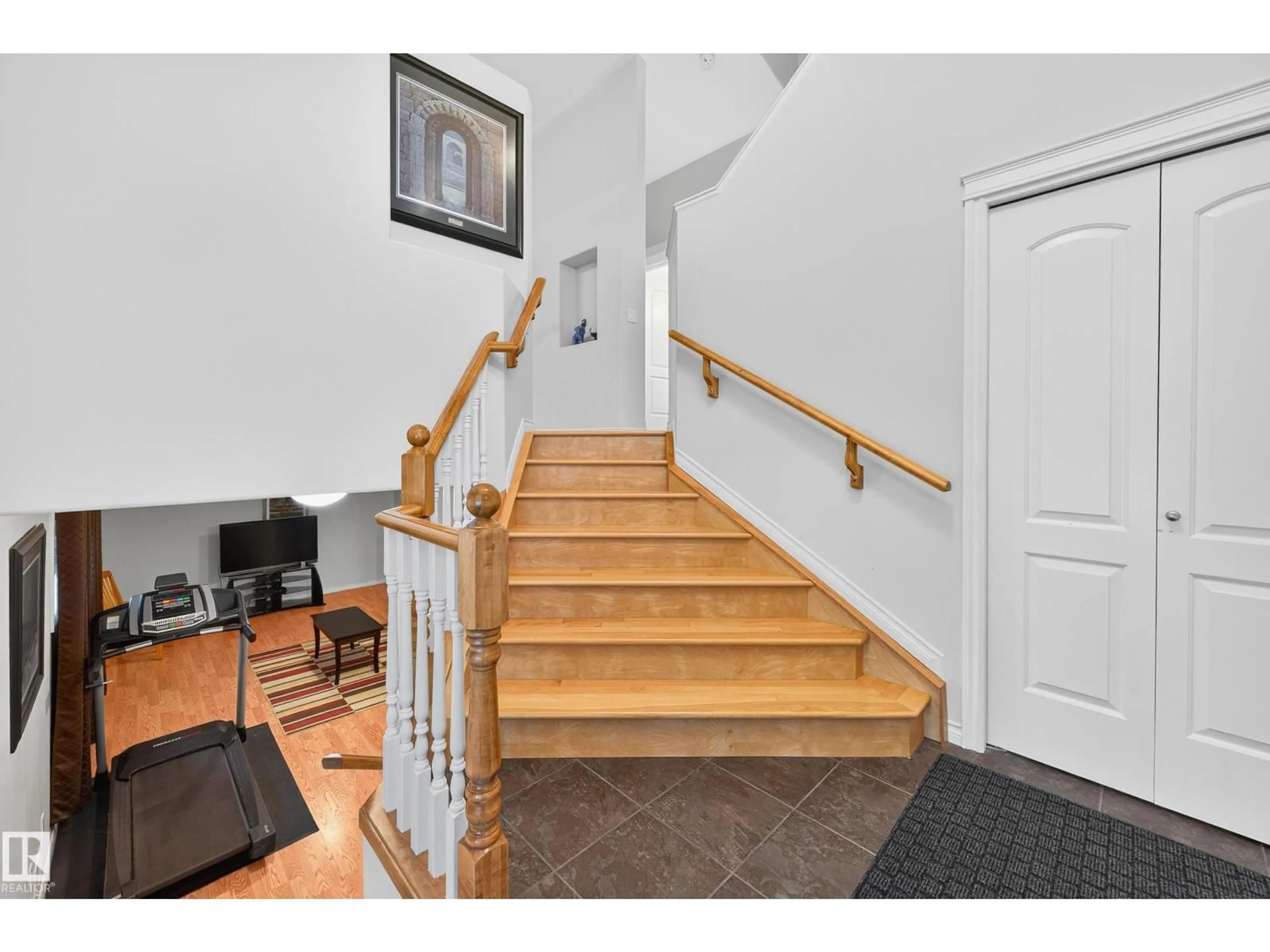 Indoor foyer for 10 NAPOLEON CR, St. Albert Alberta T8N1C6