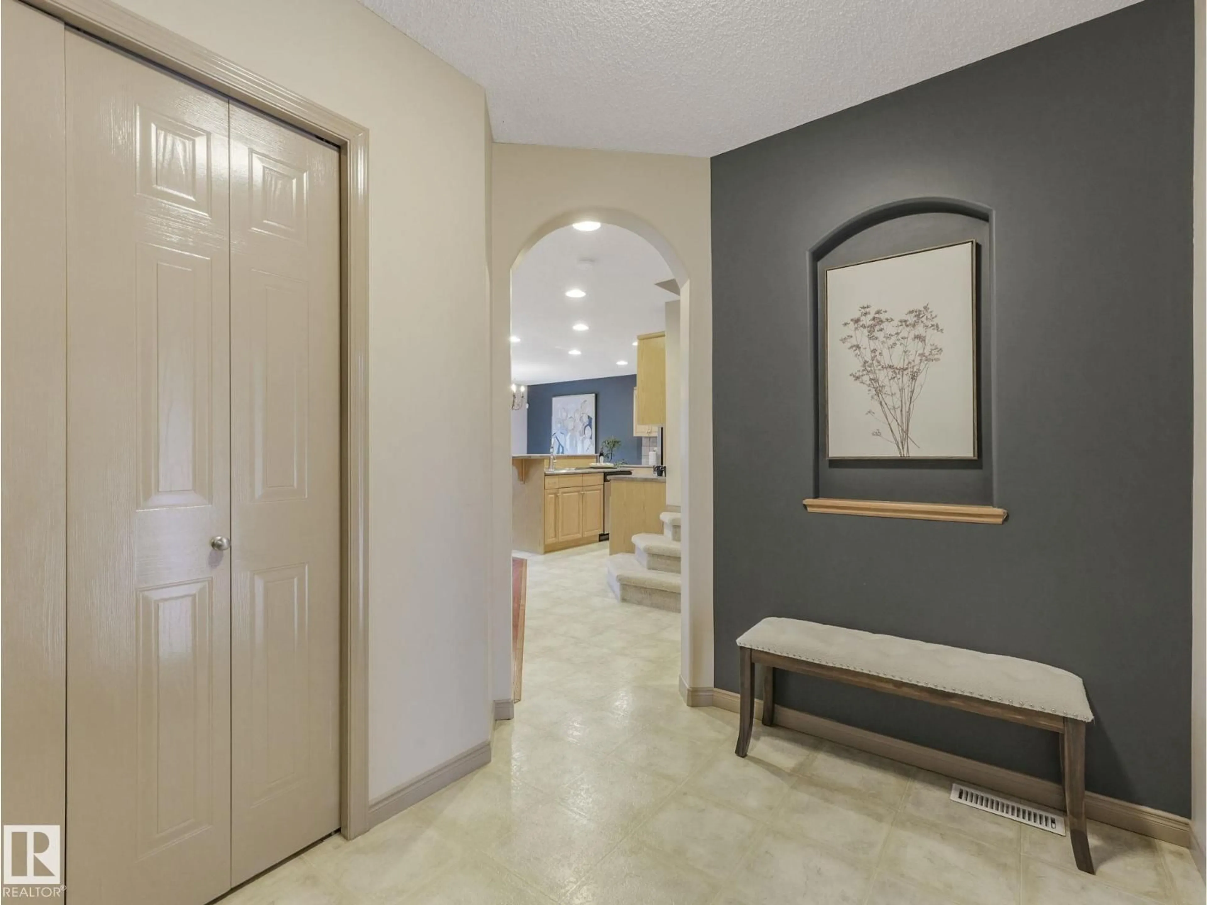 Indoor entryway for 1740 GLASTONBURY BV, Edmonton Alberta T5T6M7