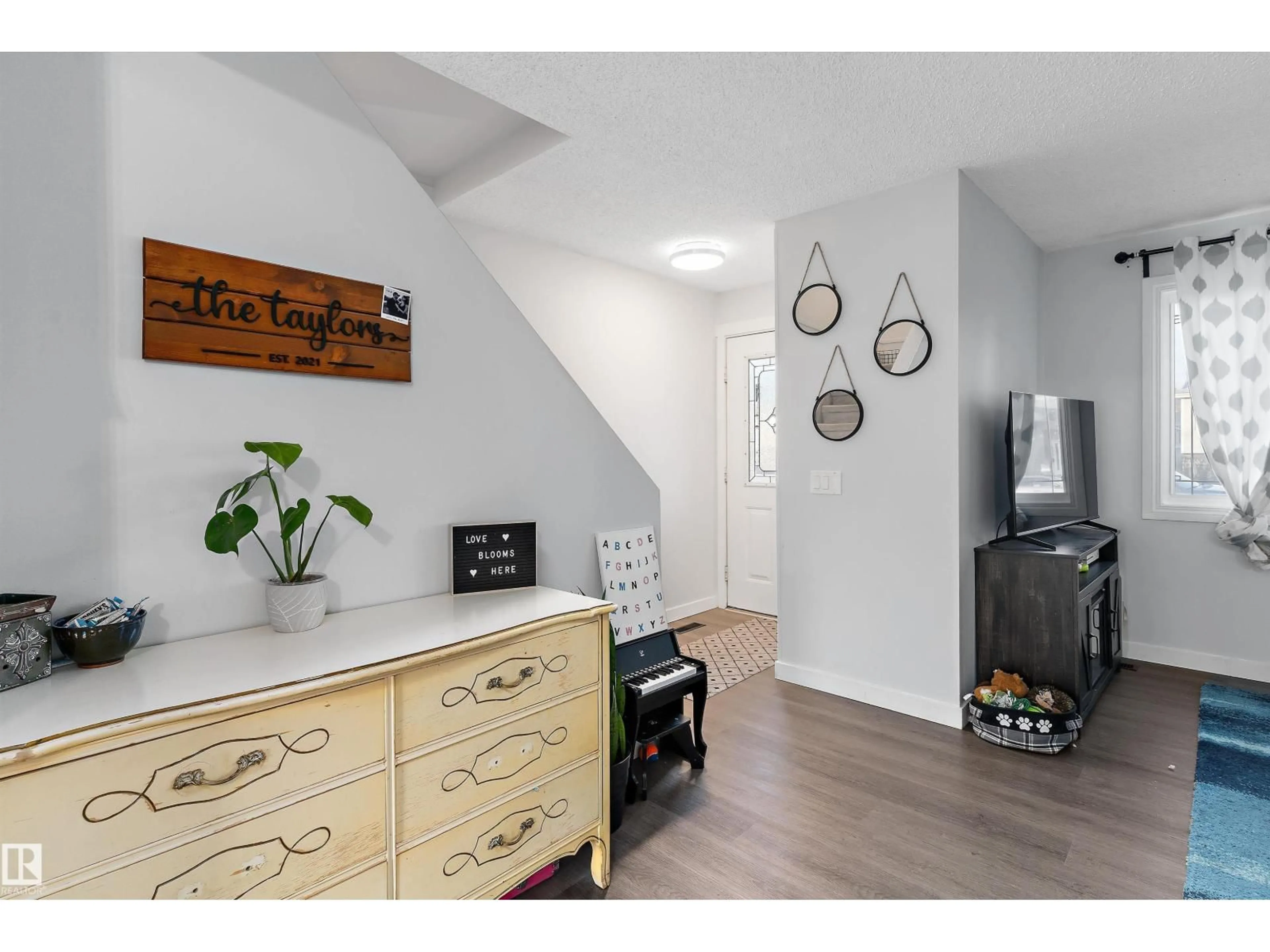 Indoor entryway for NW - 3320 48 ST, Edmonton Alberta T6L4J1