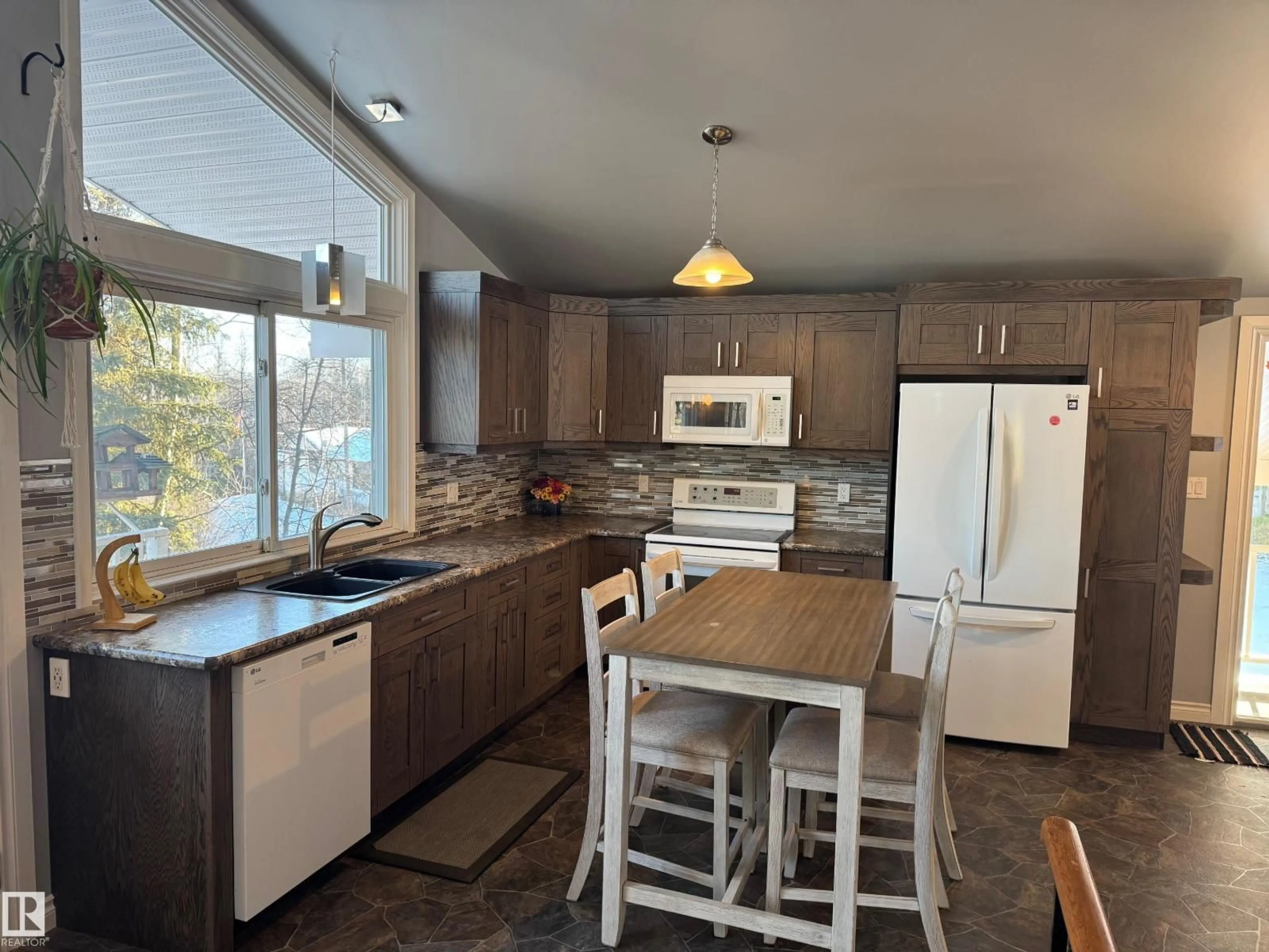 Open concept kitchen, unknown for 4707 53 ST, Athabasca Town Alberta T9S1K6