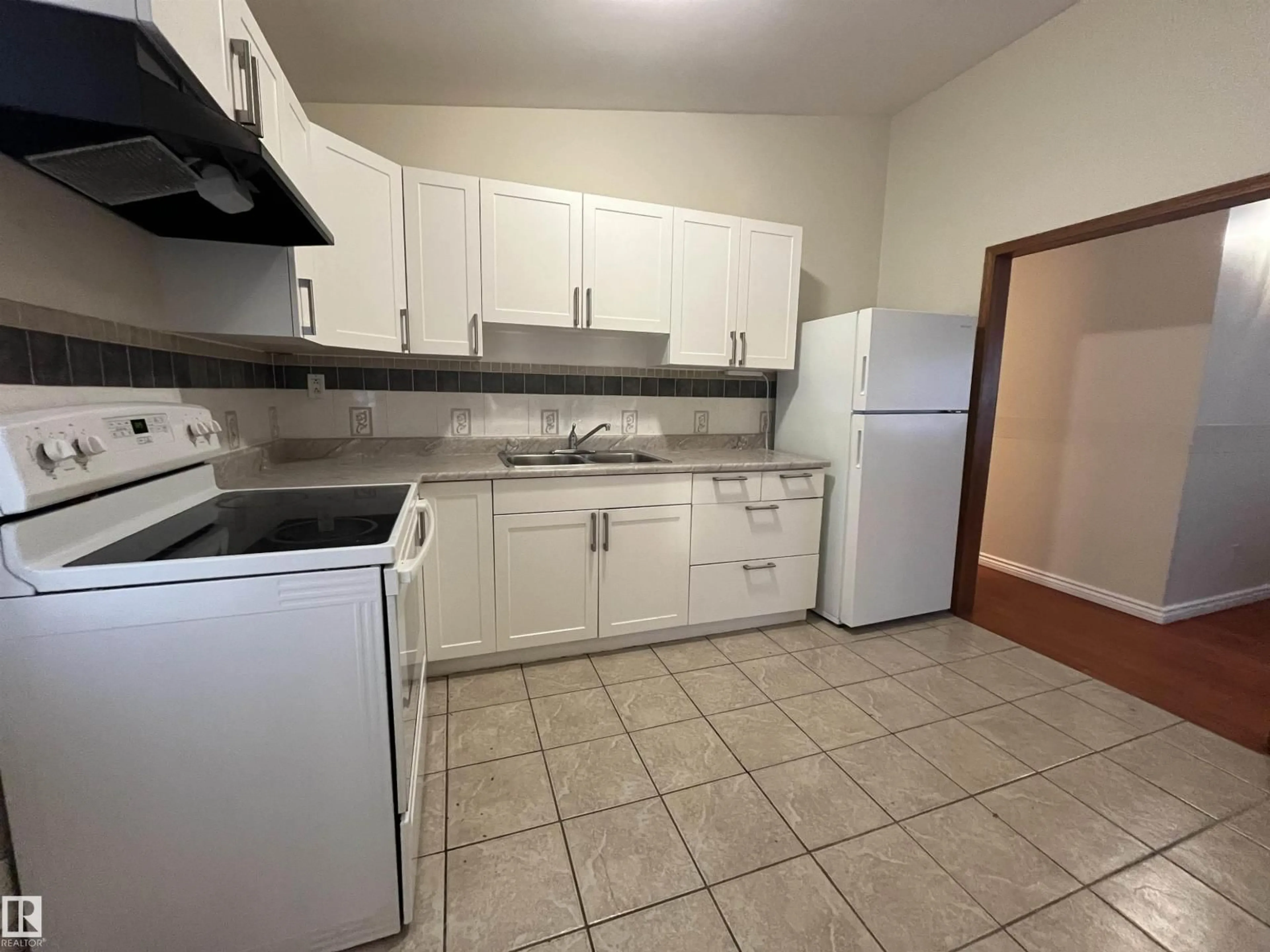 Standard kitchen, unknown for 10916 157 ST NW, Edmonton Alberta T5P2W3