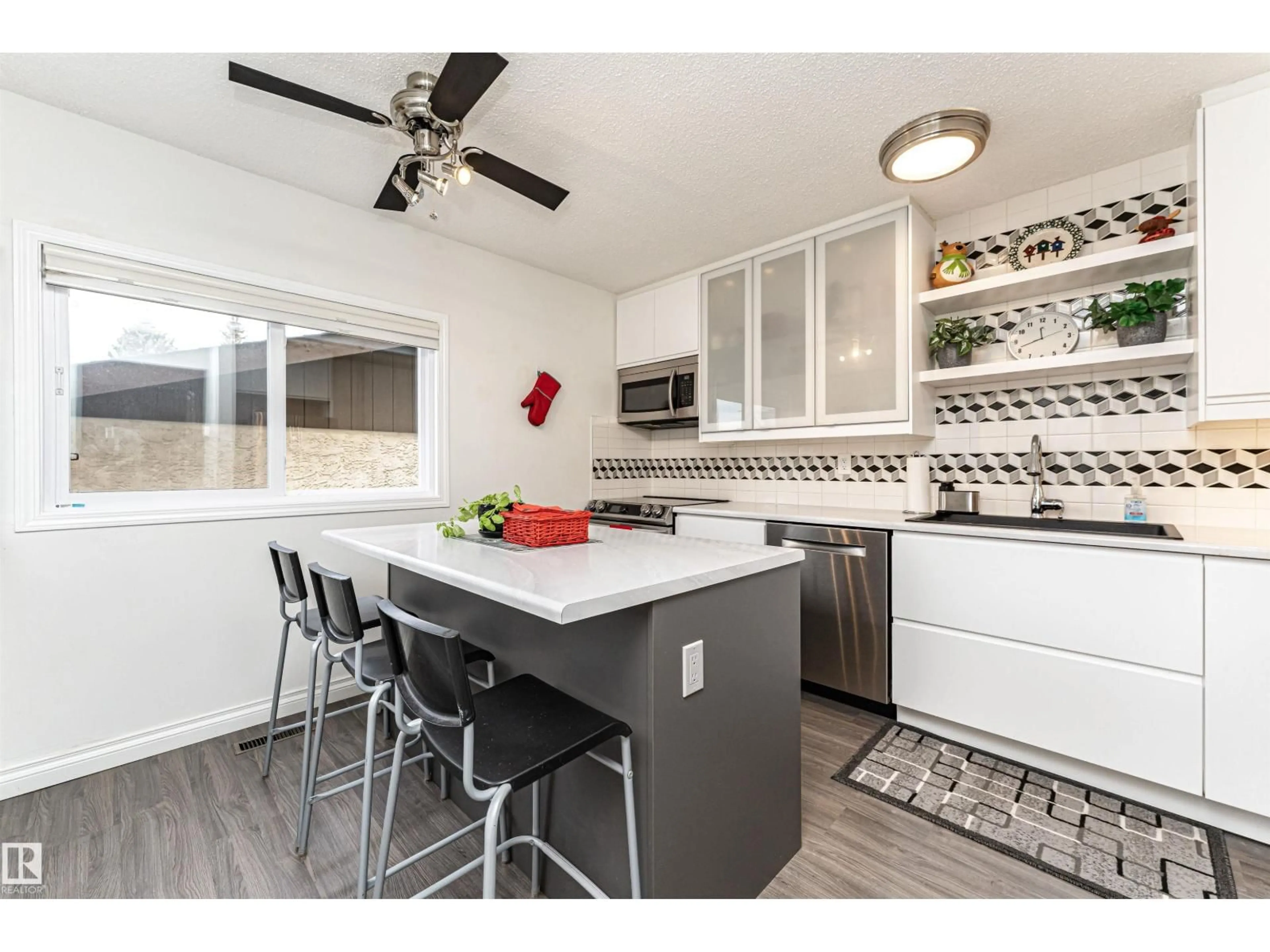 Open concept kitchen, ceramic/tile floor for 61 FOREST GV, St. Albert Alberta T8N2Y1