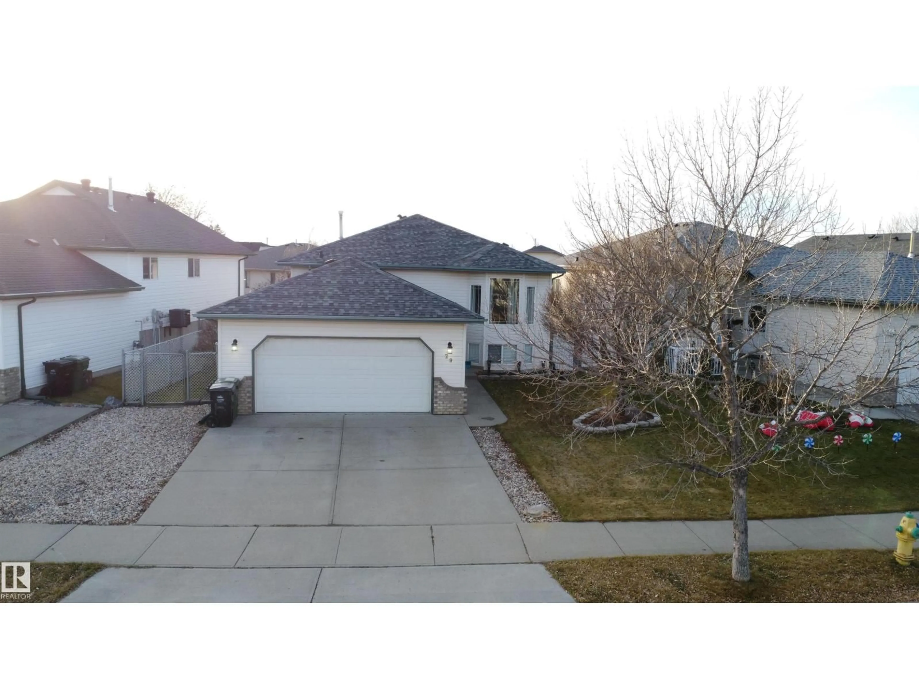 A pic from outside/outdoor area/front of a property/back of a property/a pic from drone, street for 29 MEADOWVIEW DR, Leduc Alberta T9E8E4