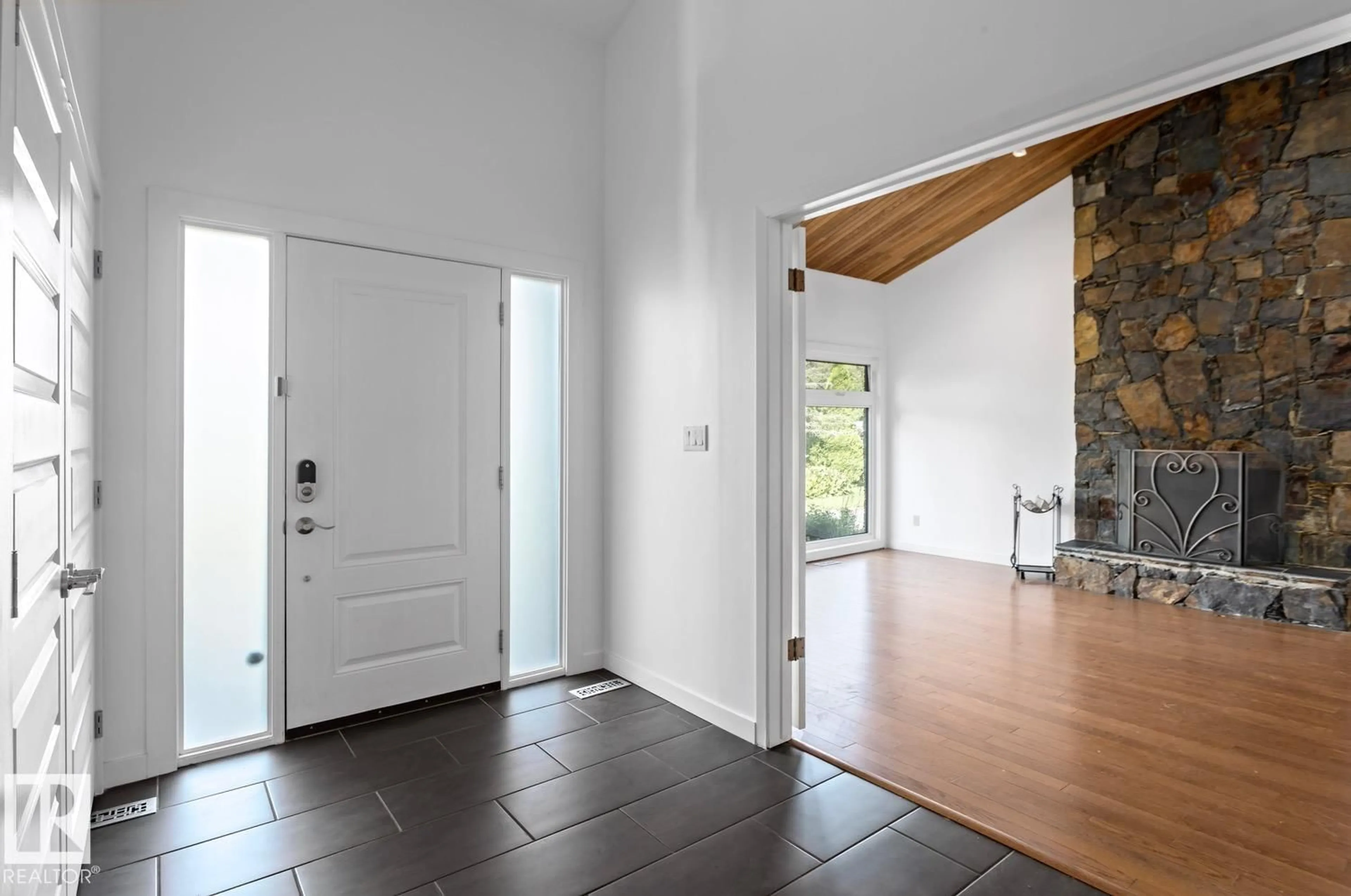 Indoor entryway for 239 WAKINA DR, Edmonton Alberta T5T2X6