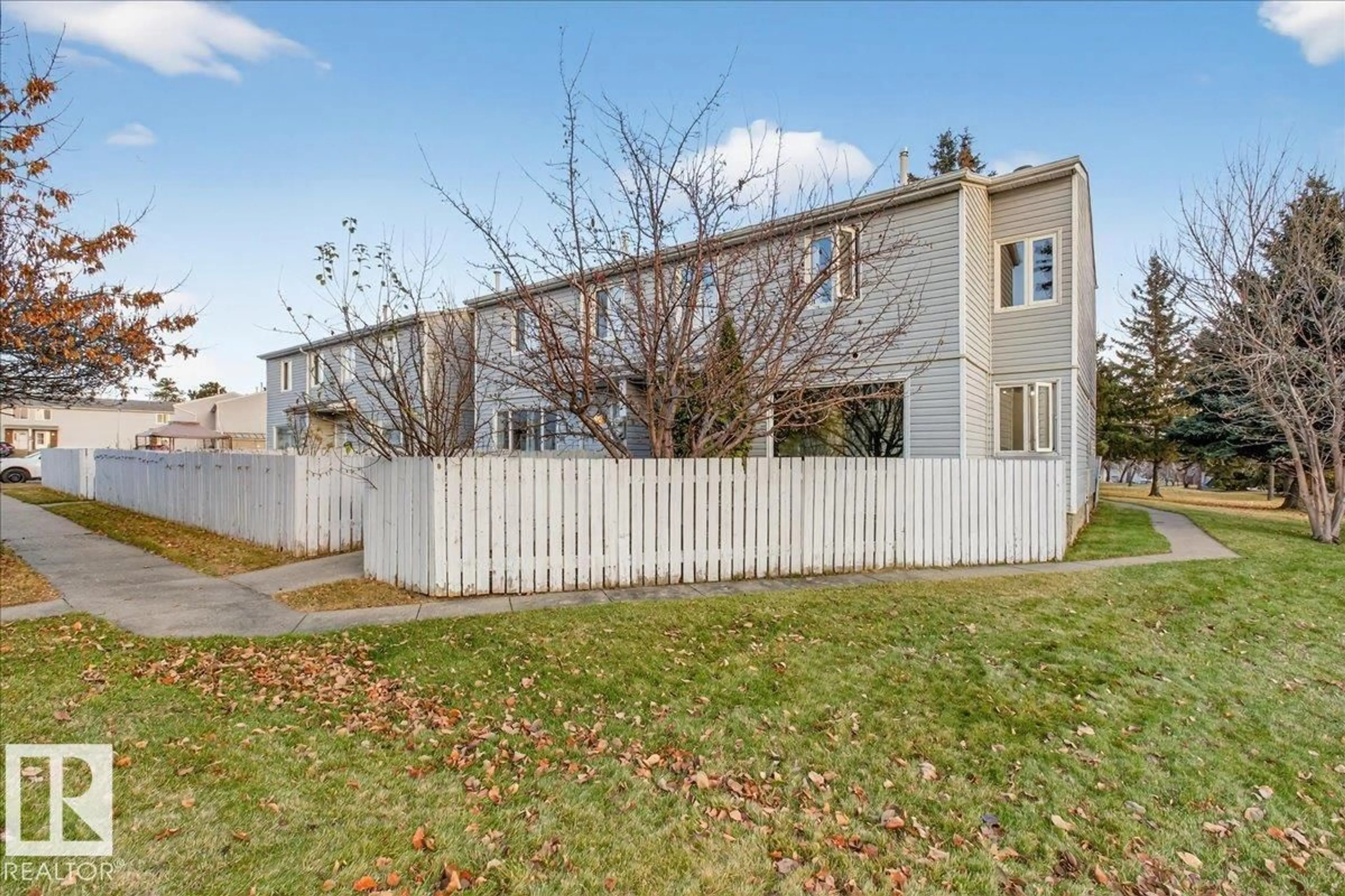 Unknown for 33 AMBERLY CO, Edmonton Alberta T5A2H9