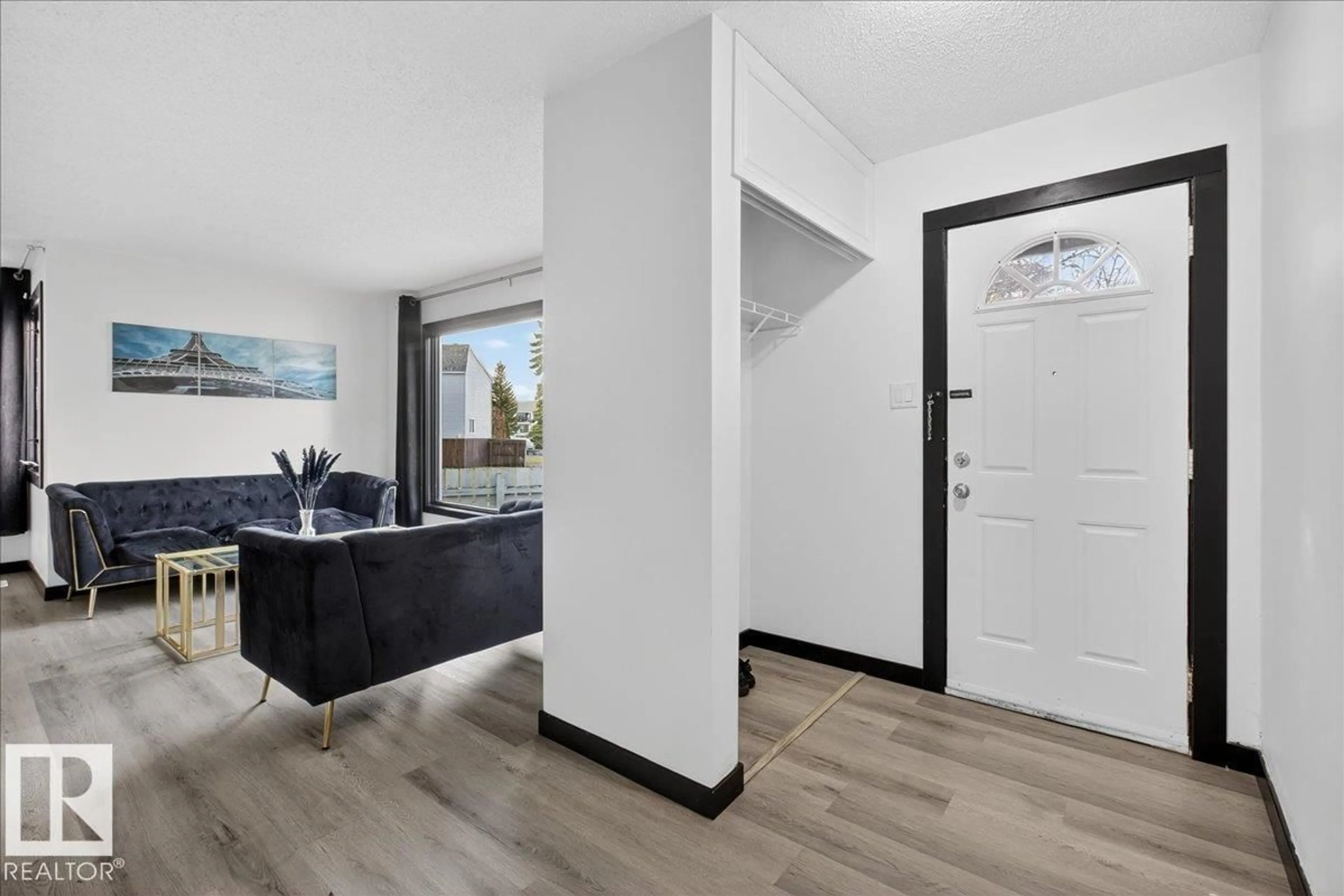 Indoor entryway for 33 AMBERLY CO, Edmonton Alberta T5A2H9