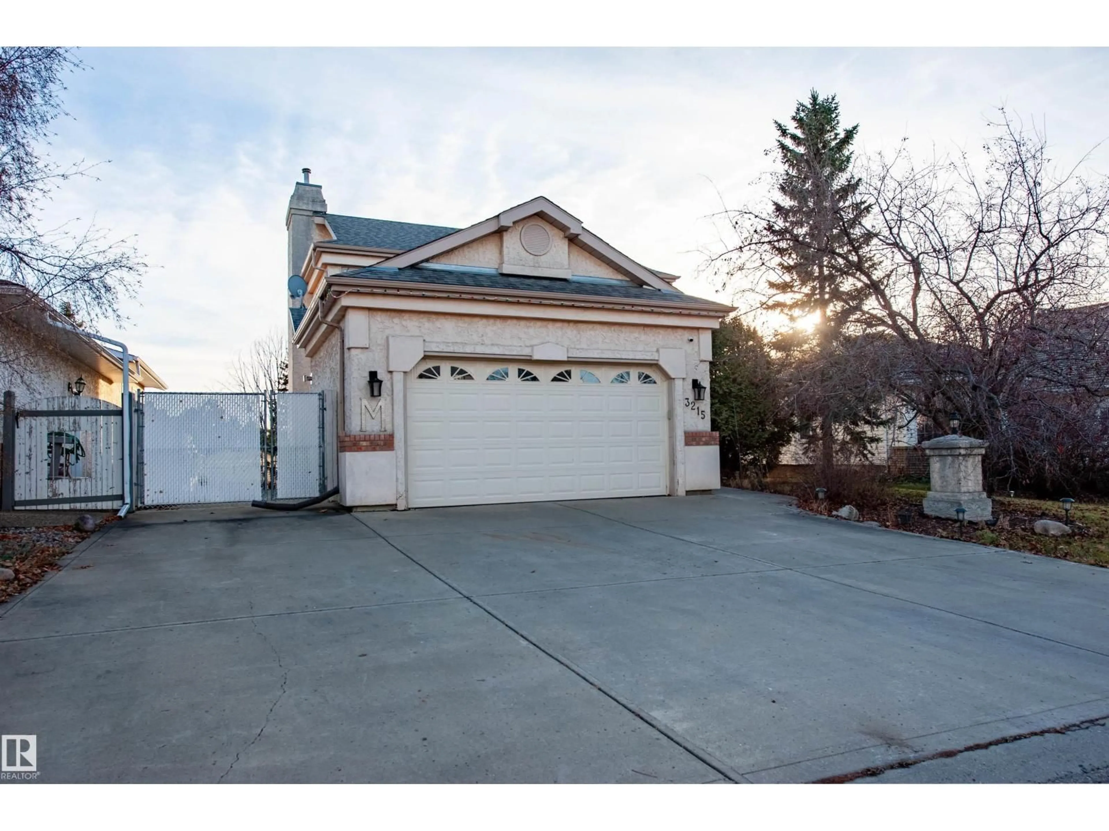 Indoor garage for 3215 44 AV, Edmonton Alberta T6T1E9