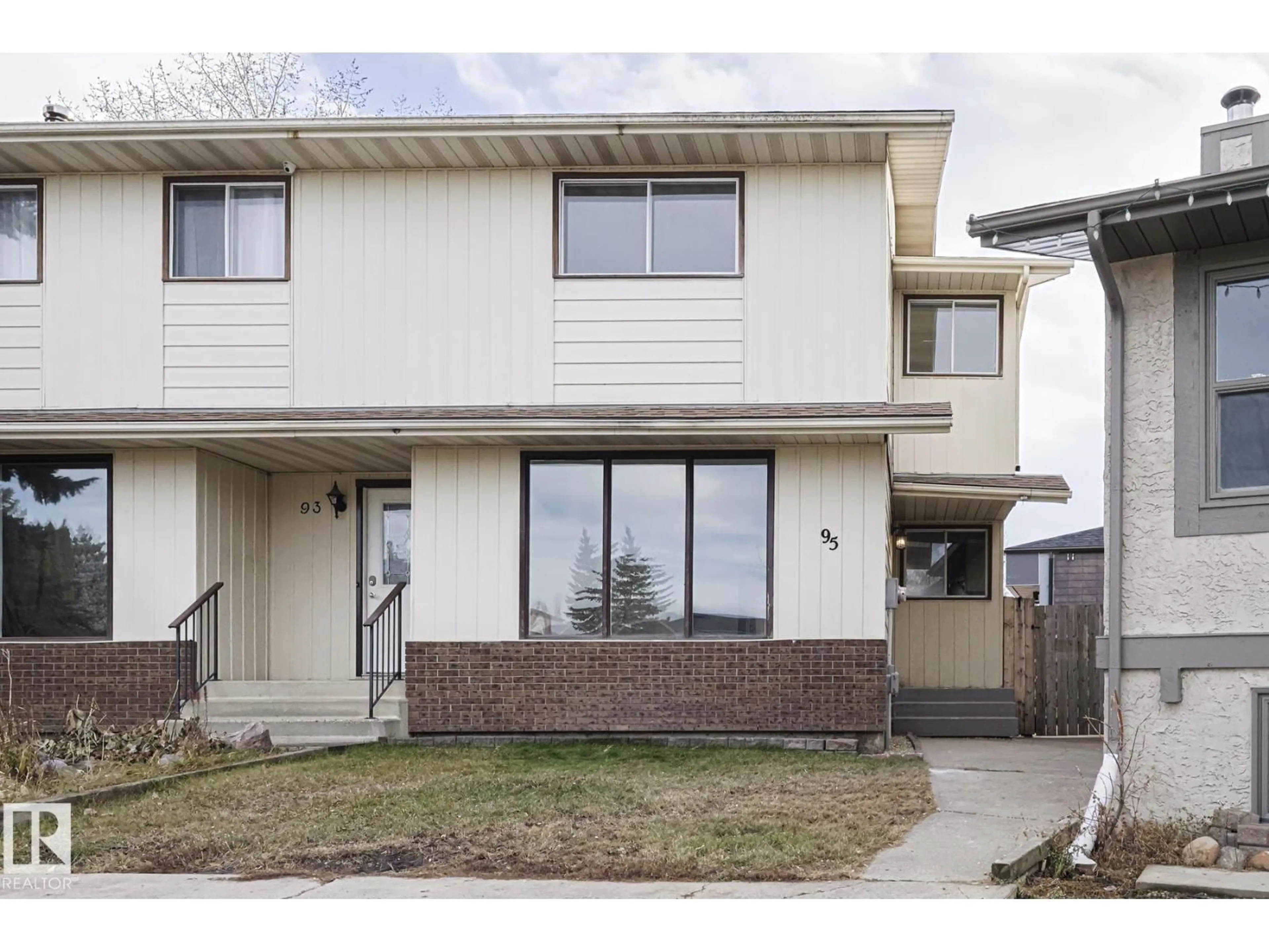 Home with vinyl exterior material, street for 95 WELLINGTON CR, Spruce Grove Alberta T7X1K1