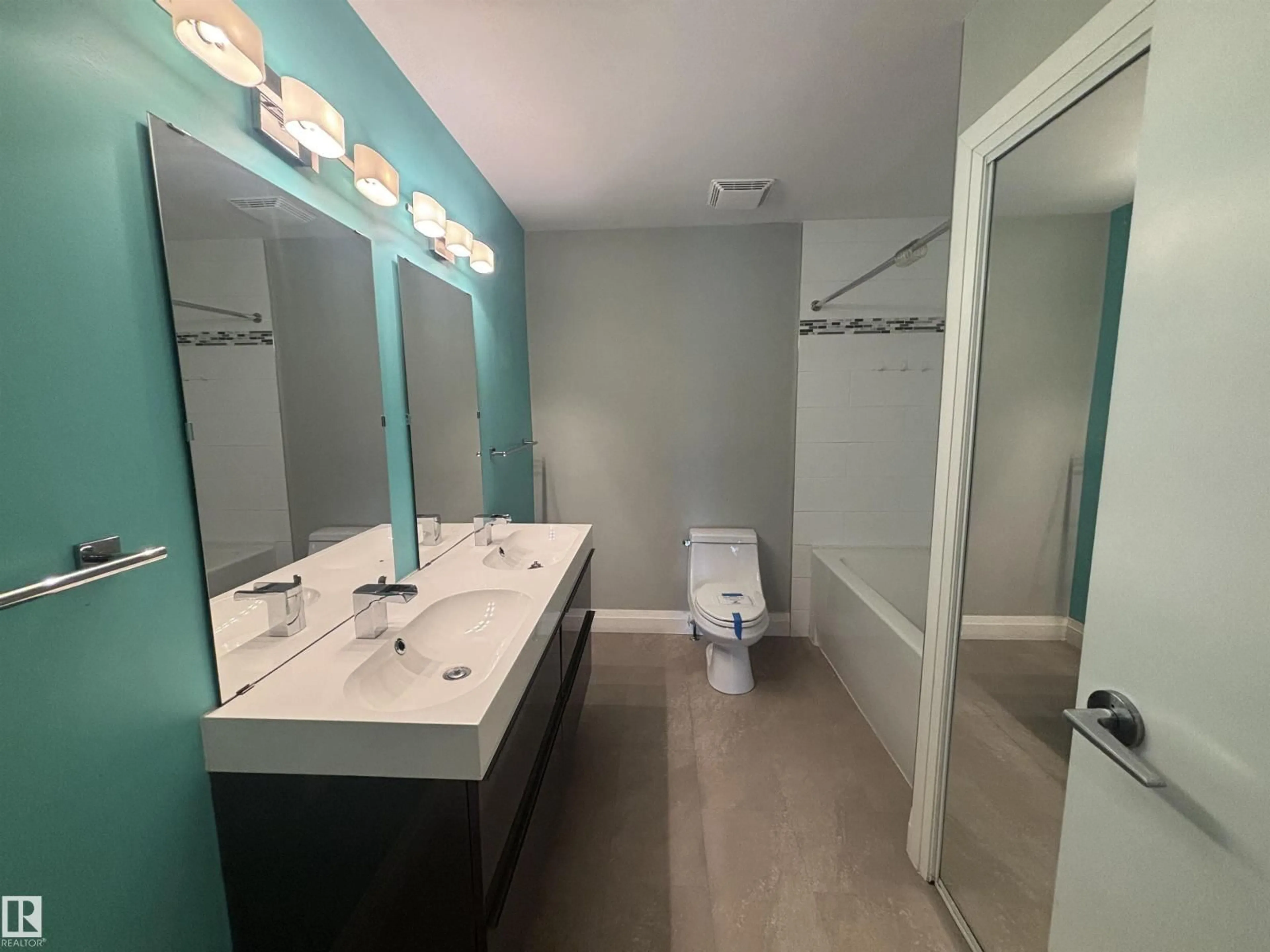 Standard bathroom, ceramic/tile floor for 5979 40 AV, Edmonton Alberta T6L3P6