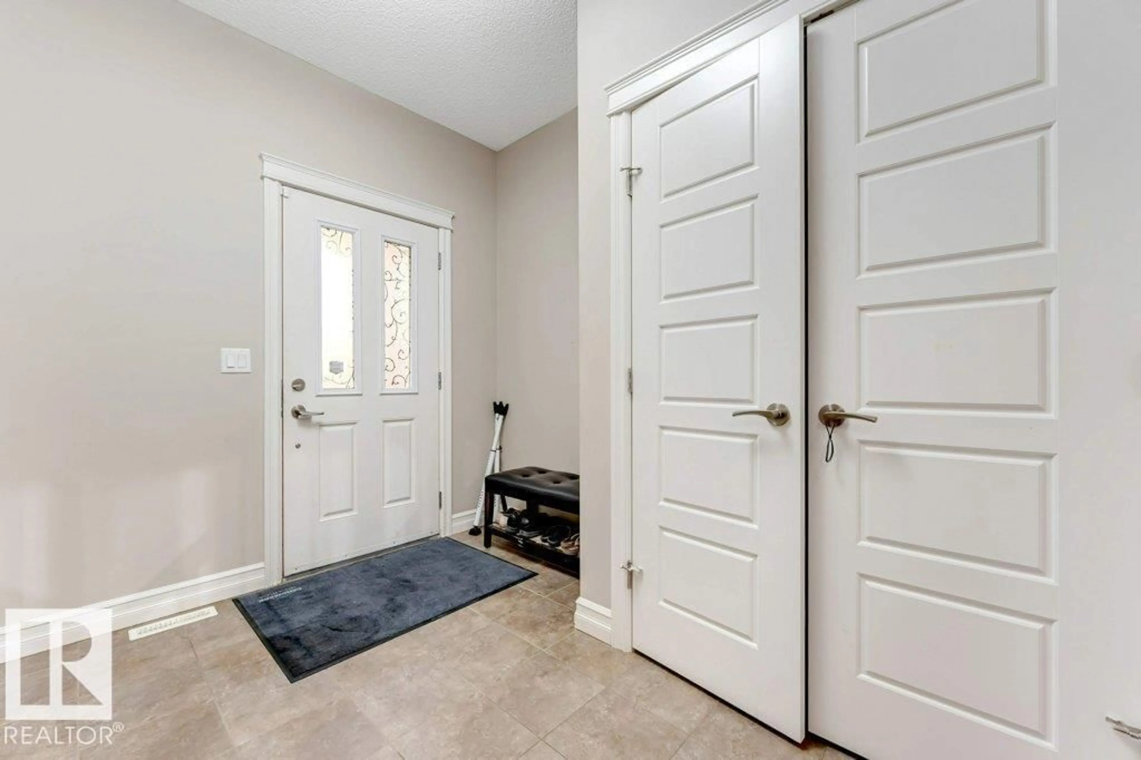 Indoor entryway for 3683 8 ST, Edmonton Alberta T6T0S3