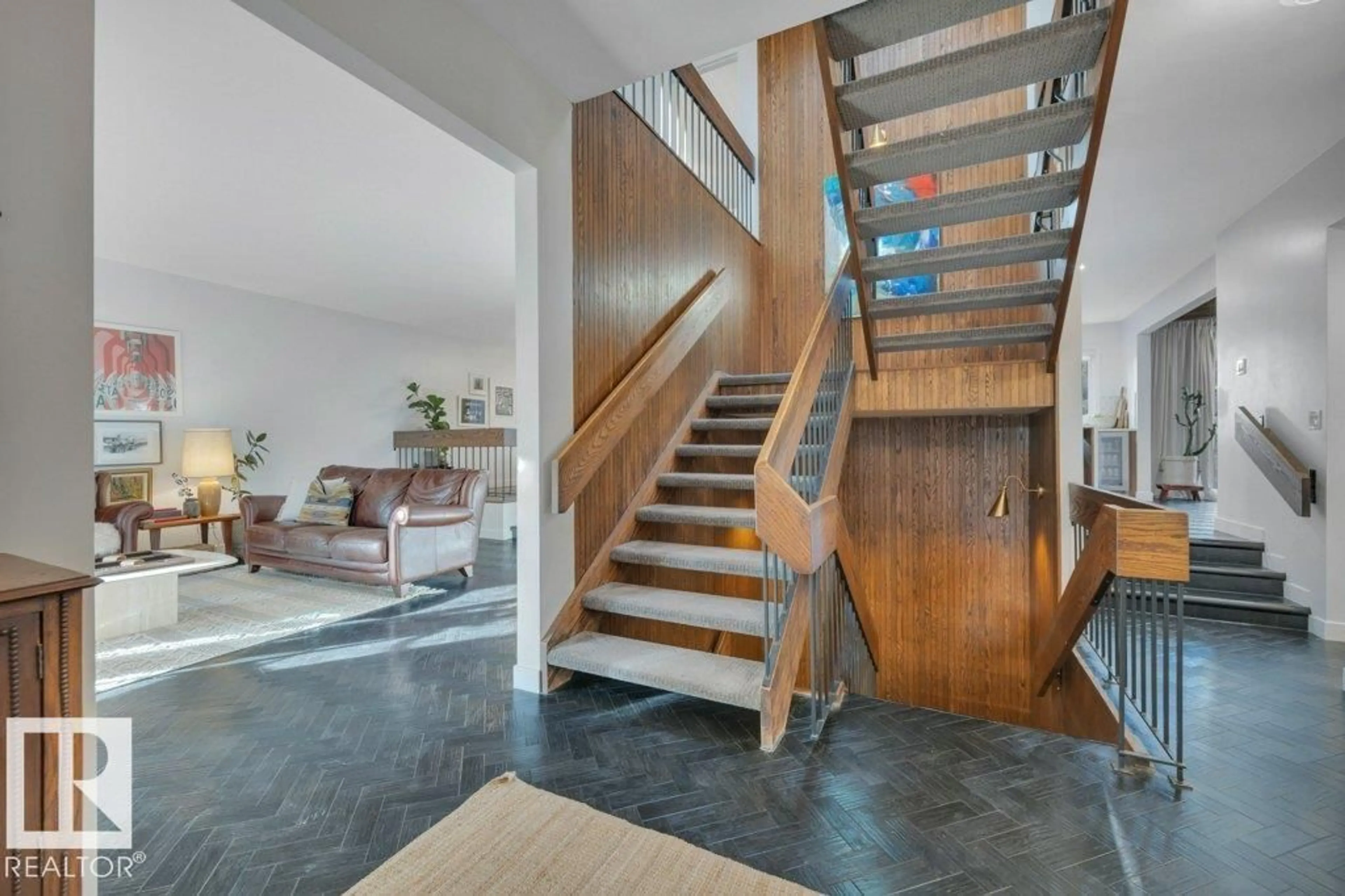 Indoor foyer for 14112 59 AV, Edmonton Alberta T6H1G6