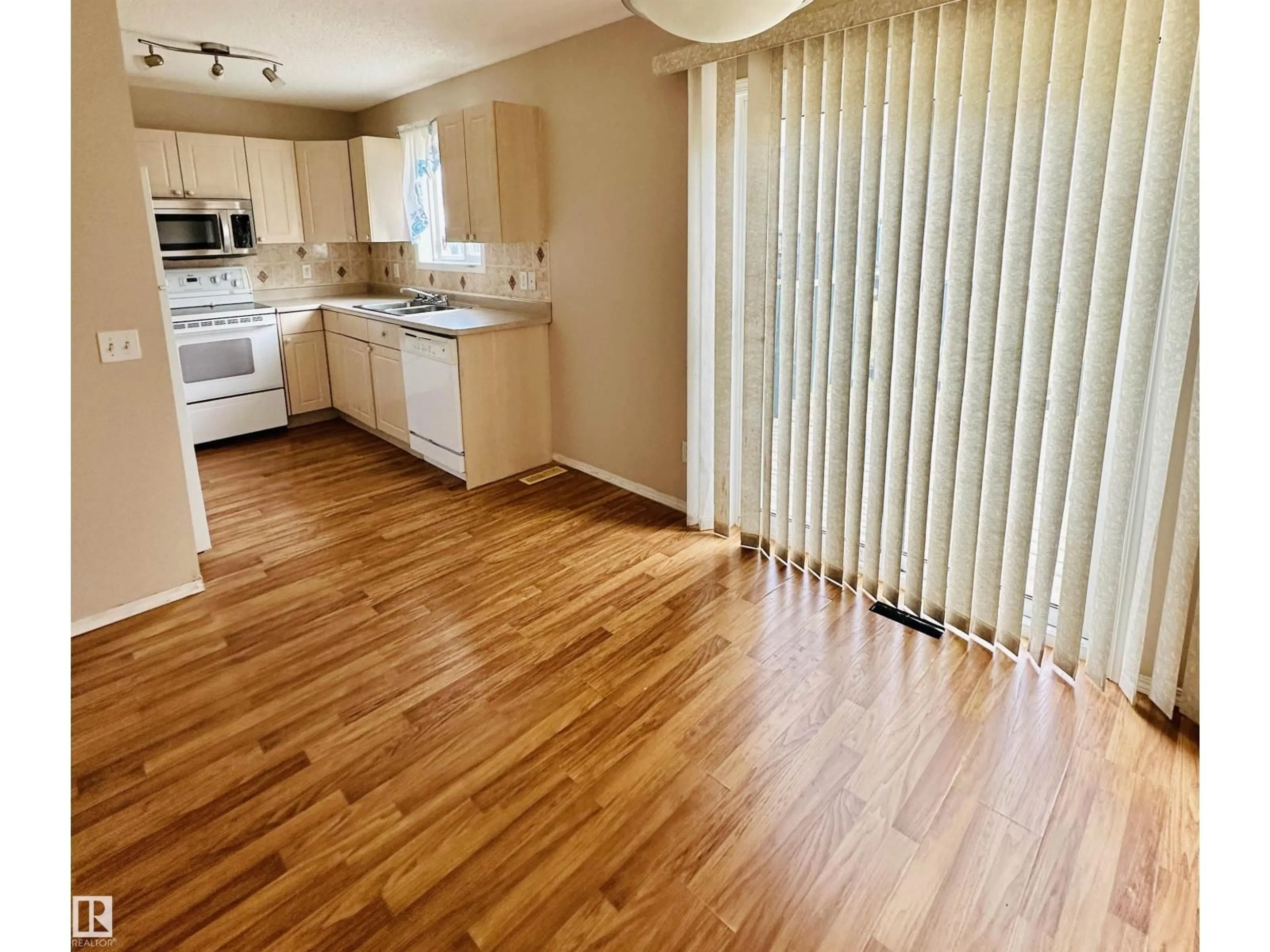 A pic of a room for 120 10909 106 ST NW, Edmonton Alberta T5H4M7