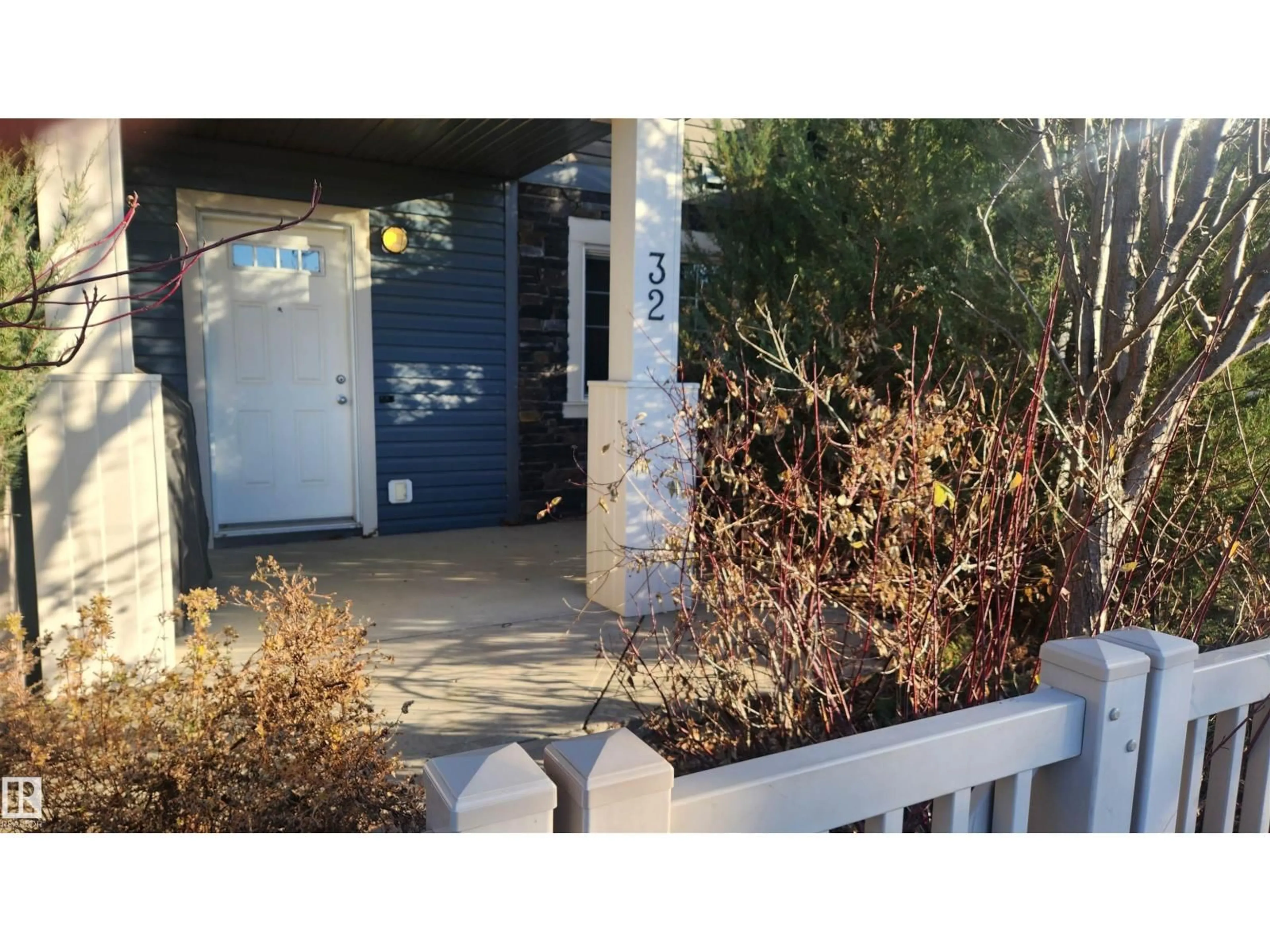 Indoor entryway for 32 1030 CHAPPELLE BV, Edmonton Alberta T6W2K7