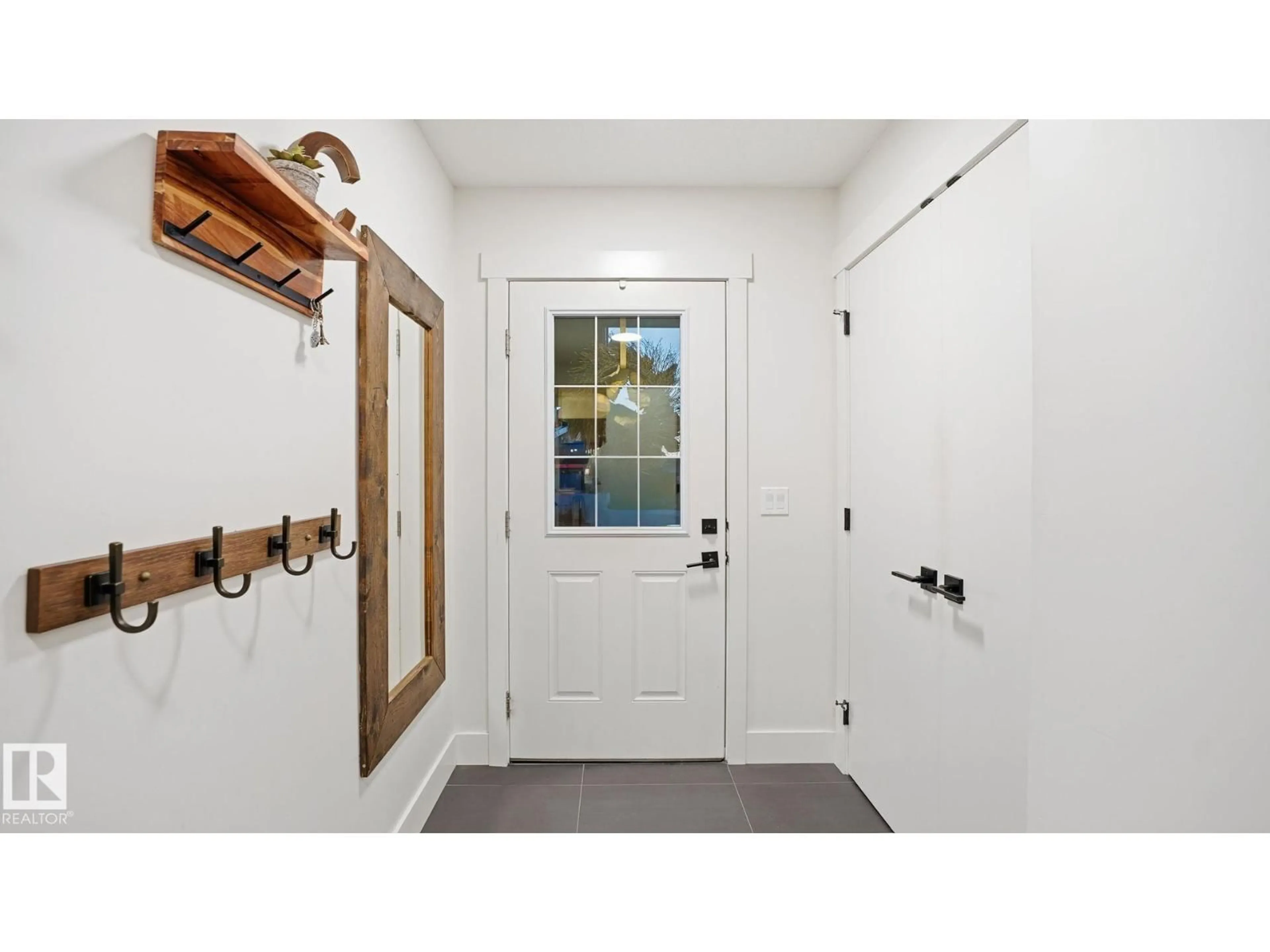 Indoor entryway for 368 SAVOY CR, Sherwood Park Alberta T8H2X2