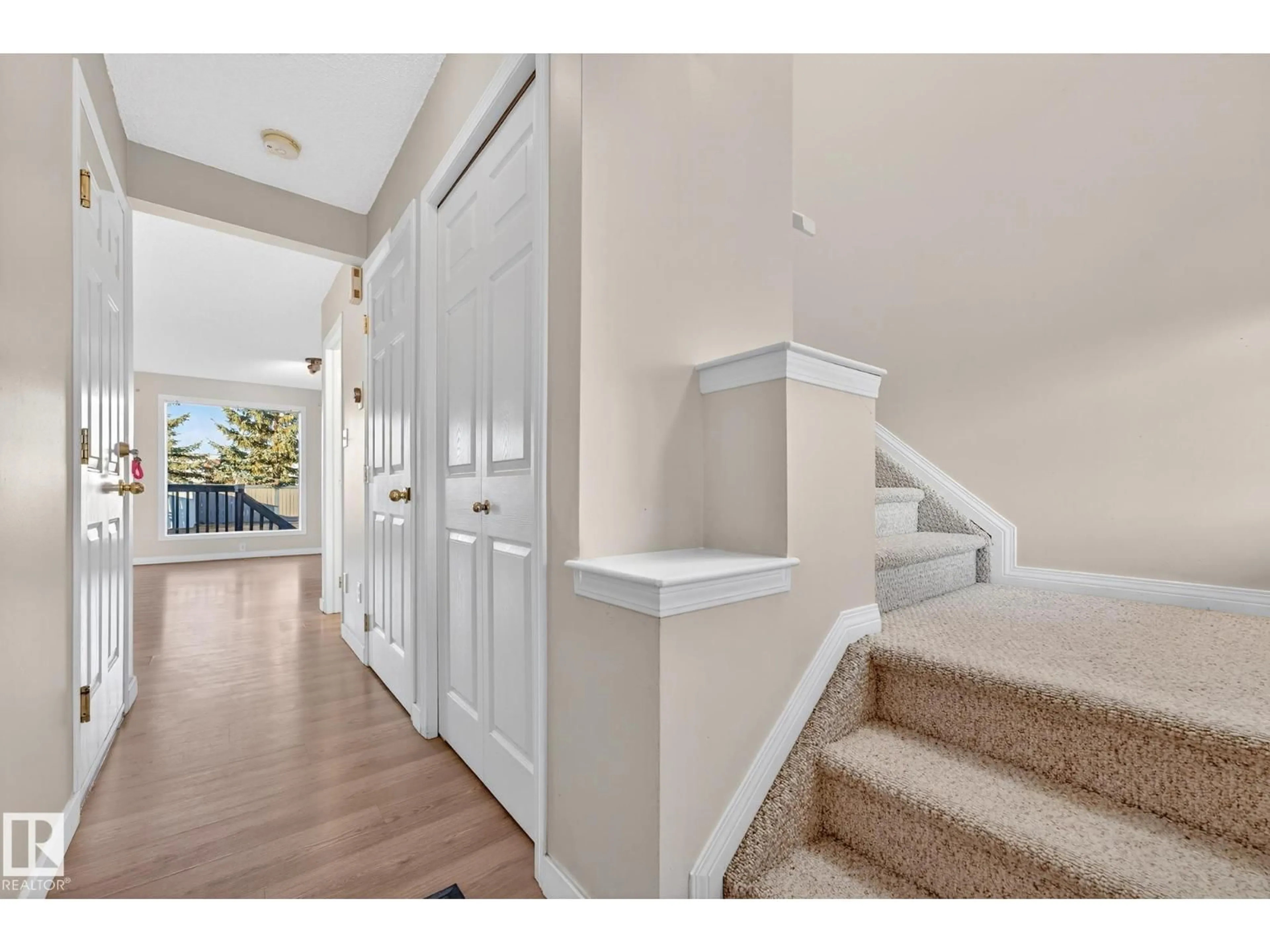 Indoor entryway for 1094 BARNES WY, Edmonton Alberta T6W1E5