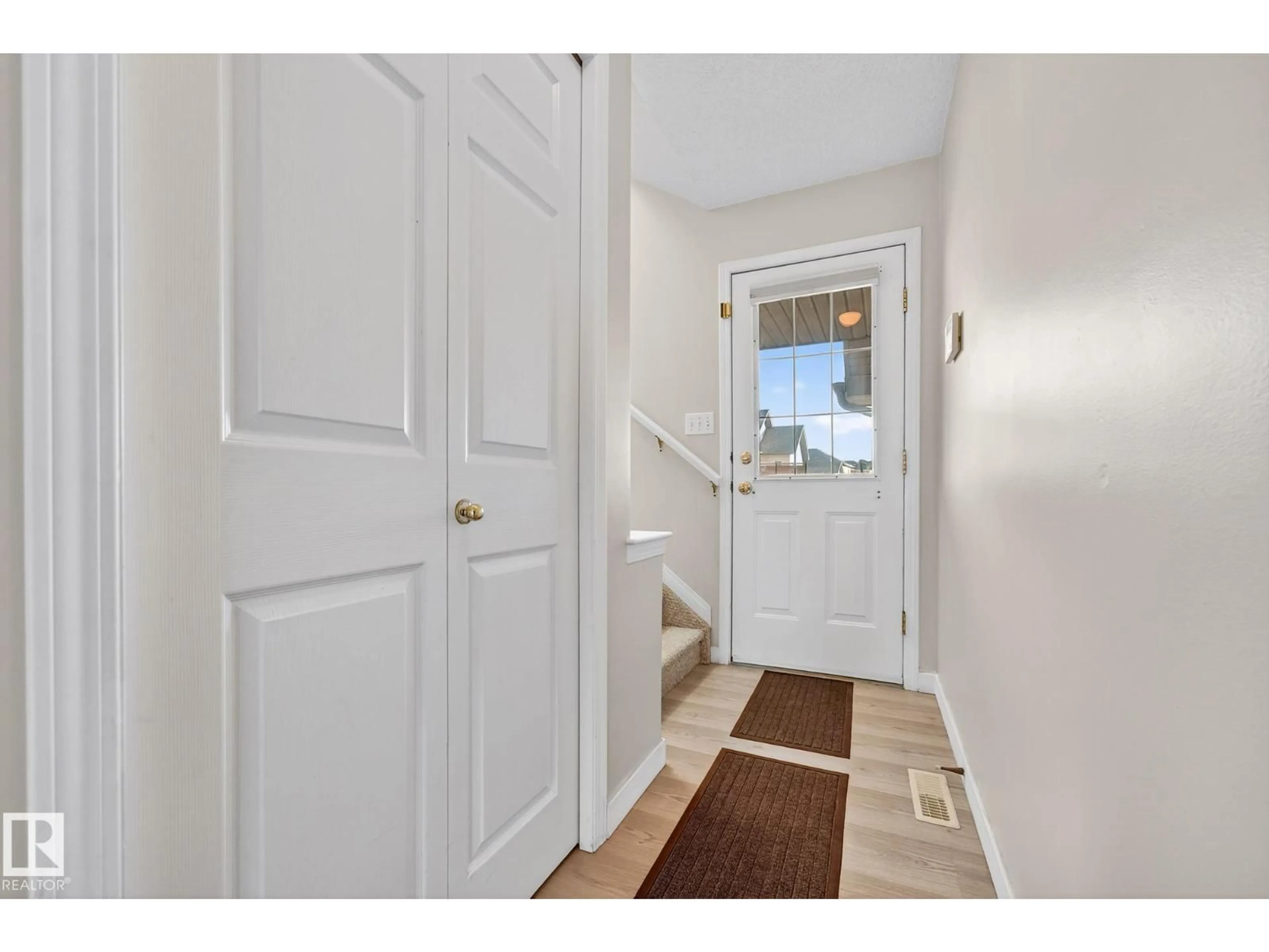 Indoor entryway for 1094 BARNES WY, Edmonton Alberta T6W1E5