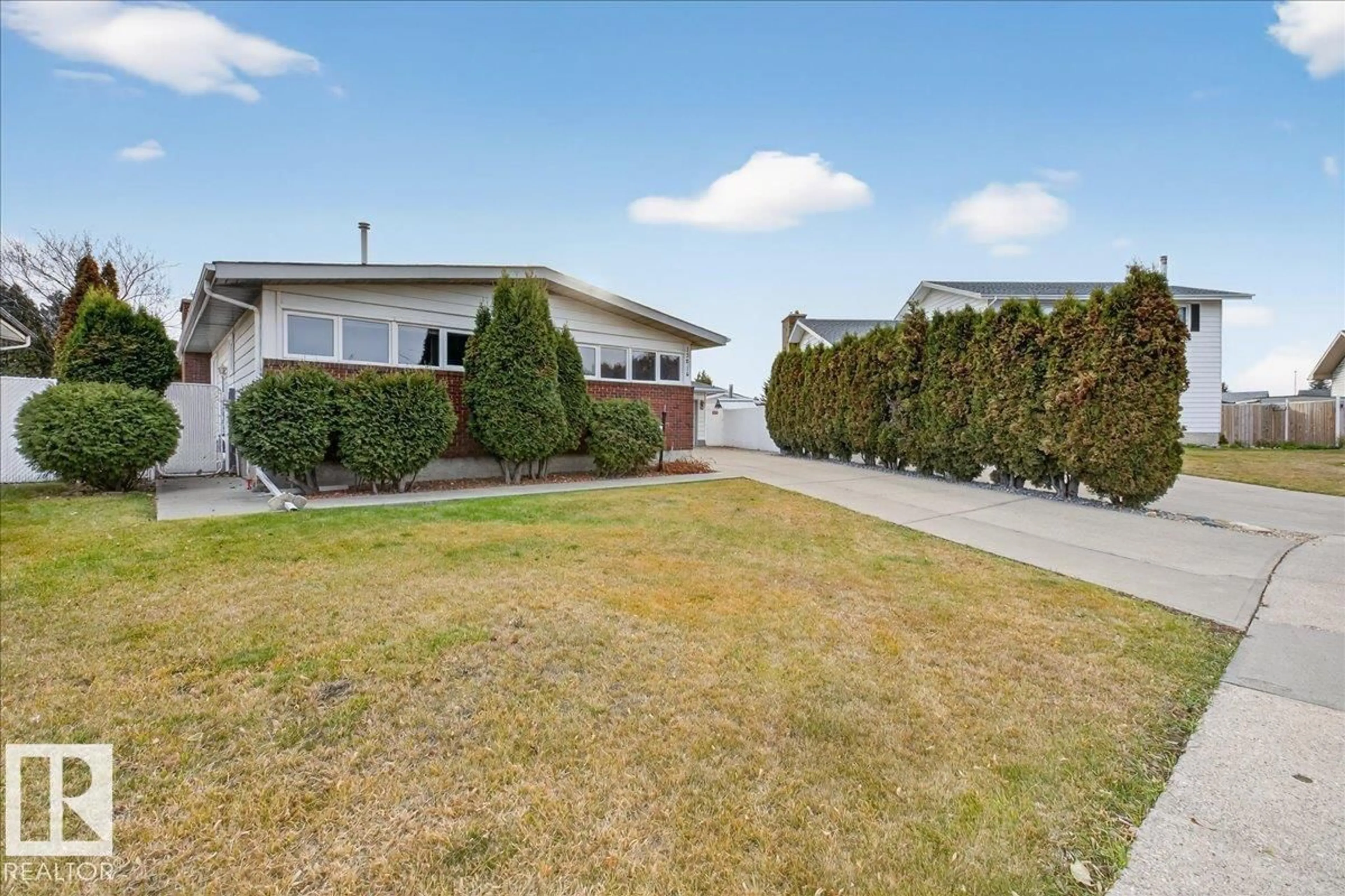 A pic from outside/outdoor area/front of a property/back of a property/a pic from drone, street for 13816 89 ST, Edmonton Alberta T5E3K7