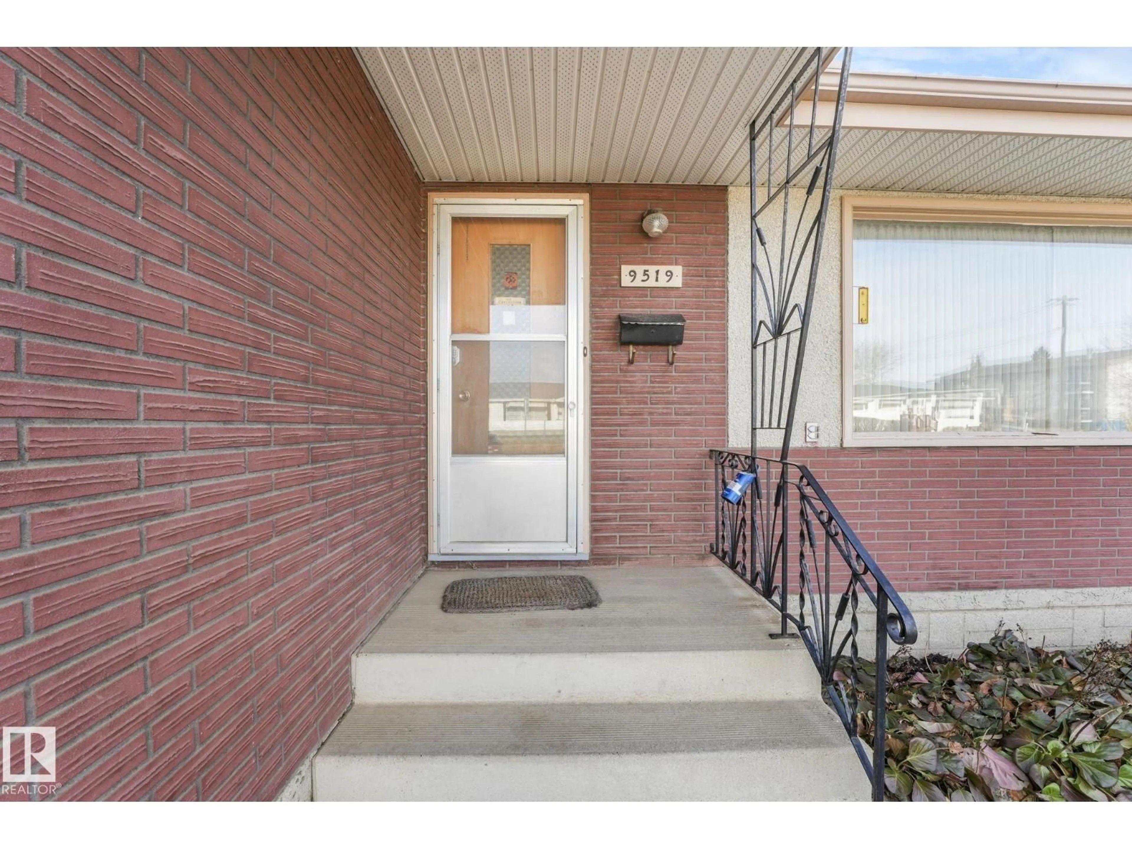 Indoor entryway for 9519 134 AV, Edmonton Alberta T5E1H8