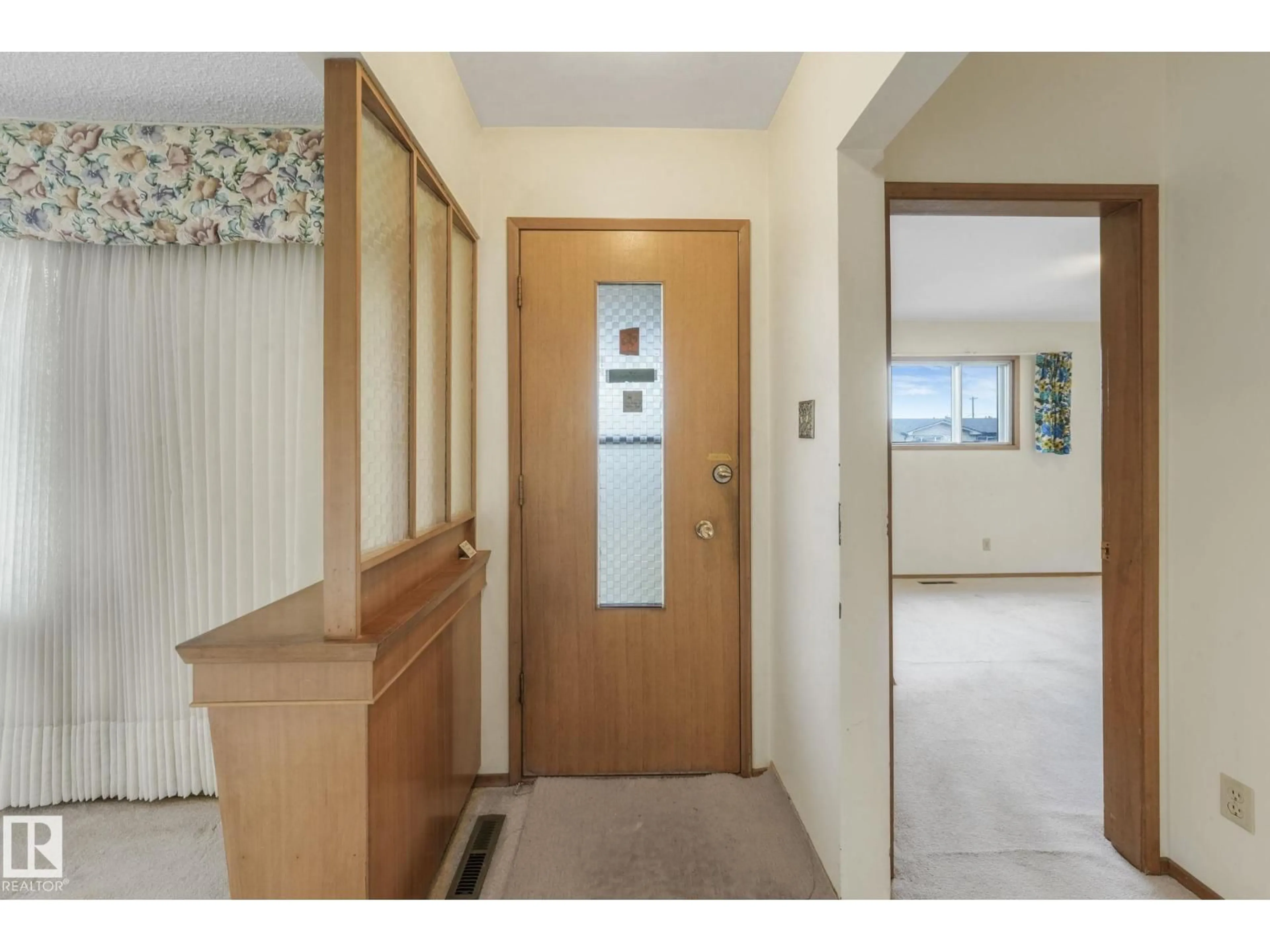 Indoor foyer for 9519 134 AV, Edmonton Alberta T5E1H8