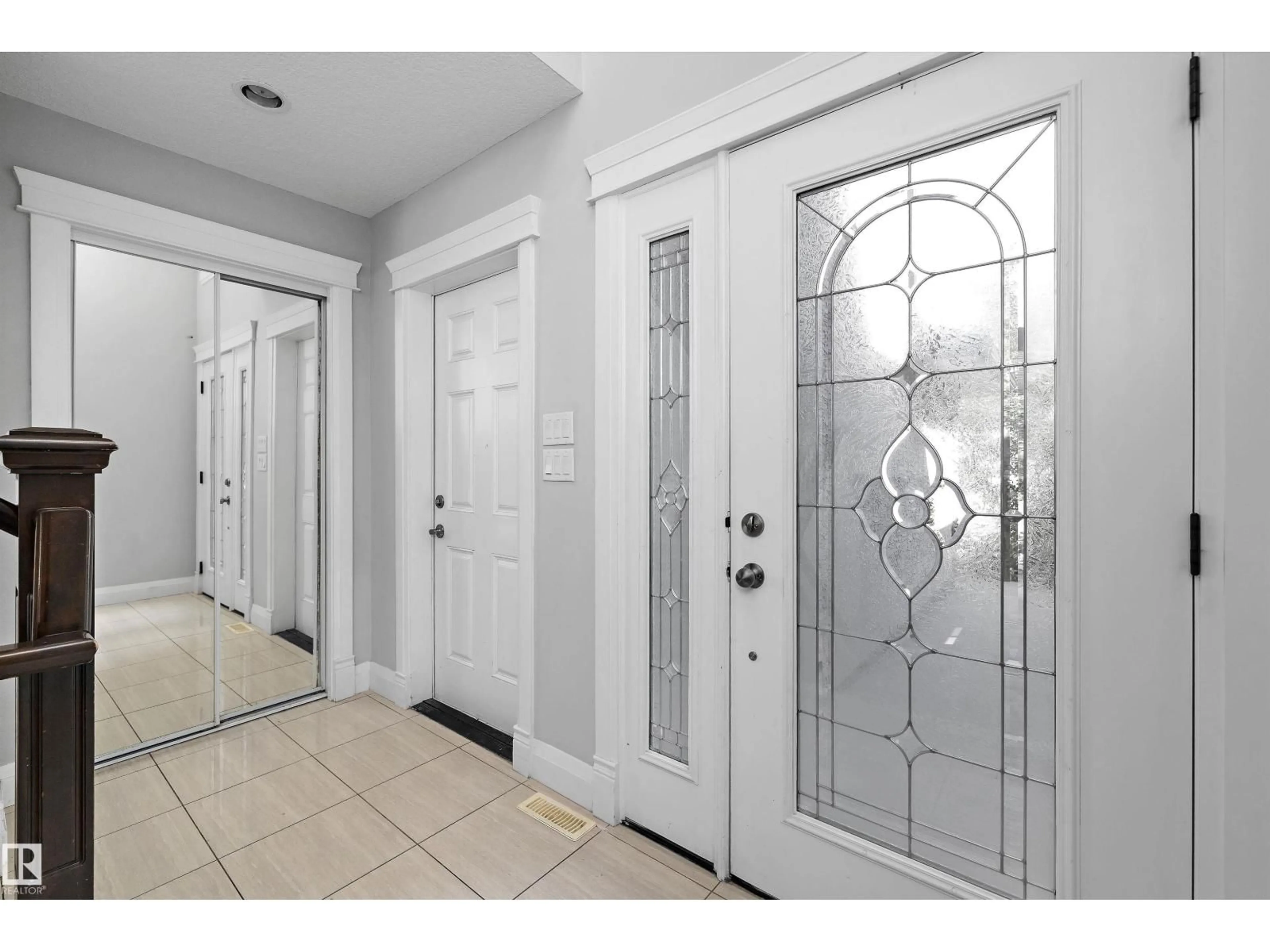 Indoor entryway for 550 ALBANY WY, Edmonton Alberta T6V1J6