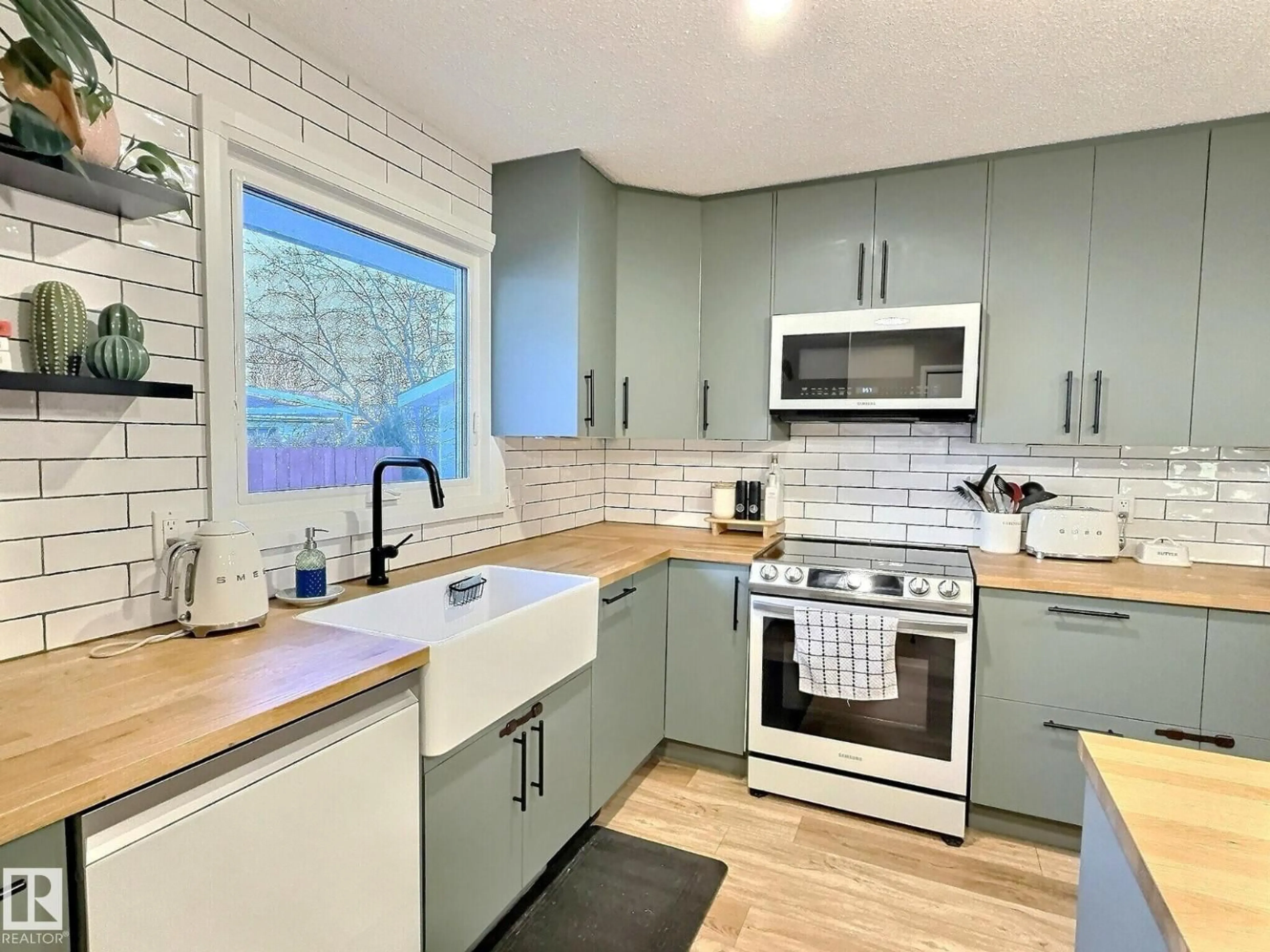 Open concept kitchen, ceramic/tile floor for NW - 17119 82 AV, Edmonton Alberta T5T0C2