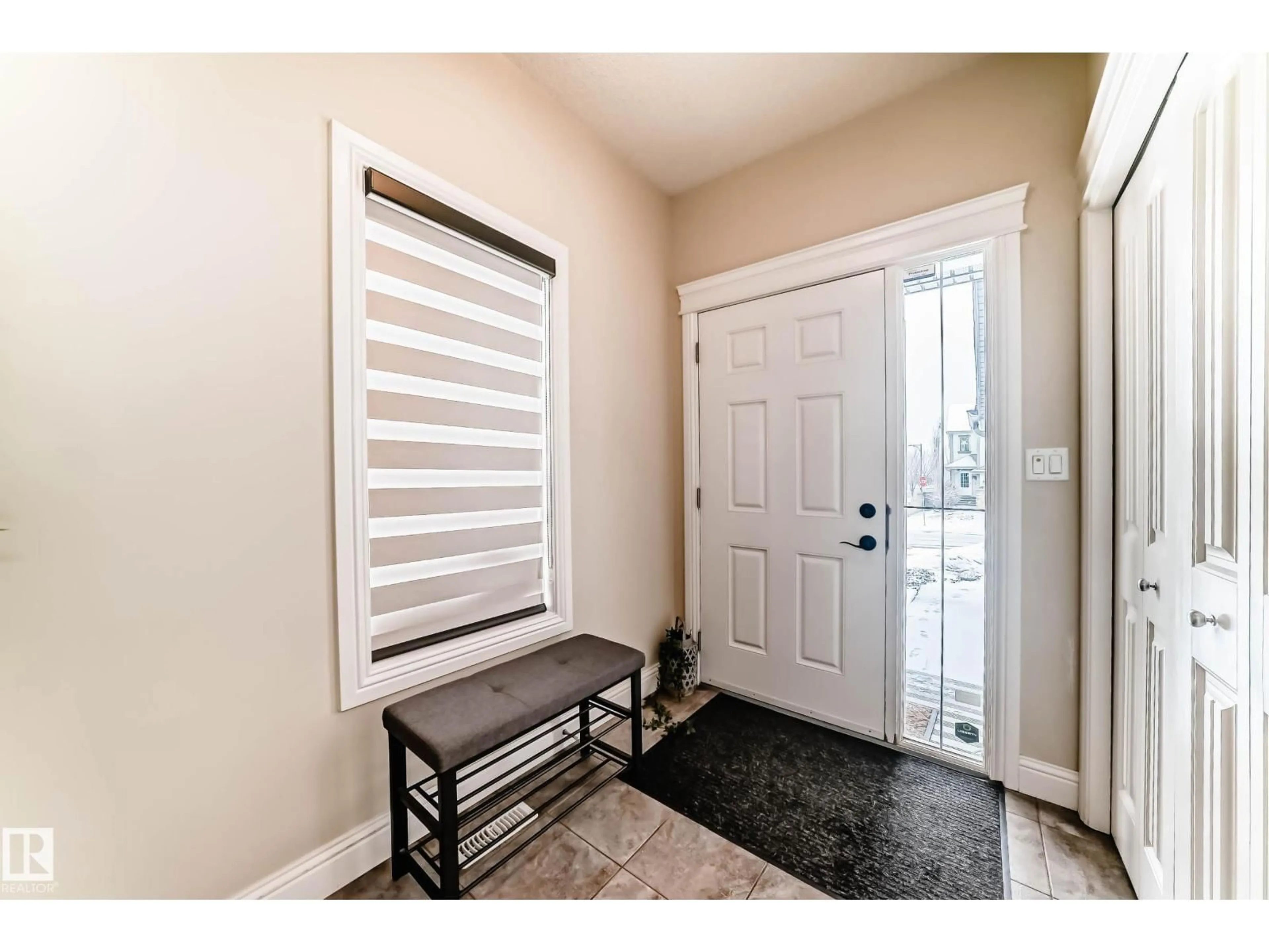 Indoor entryway for SW - 6159 12 AV, Edmonton Alberta T6X0M5