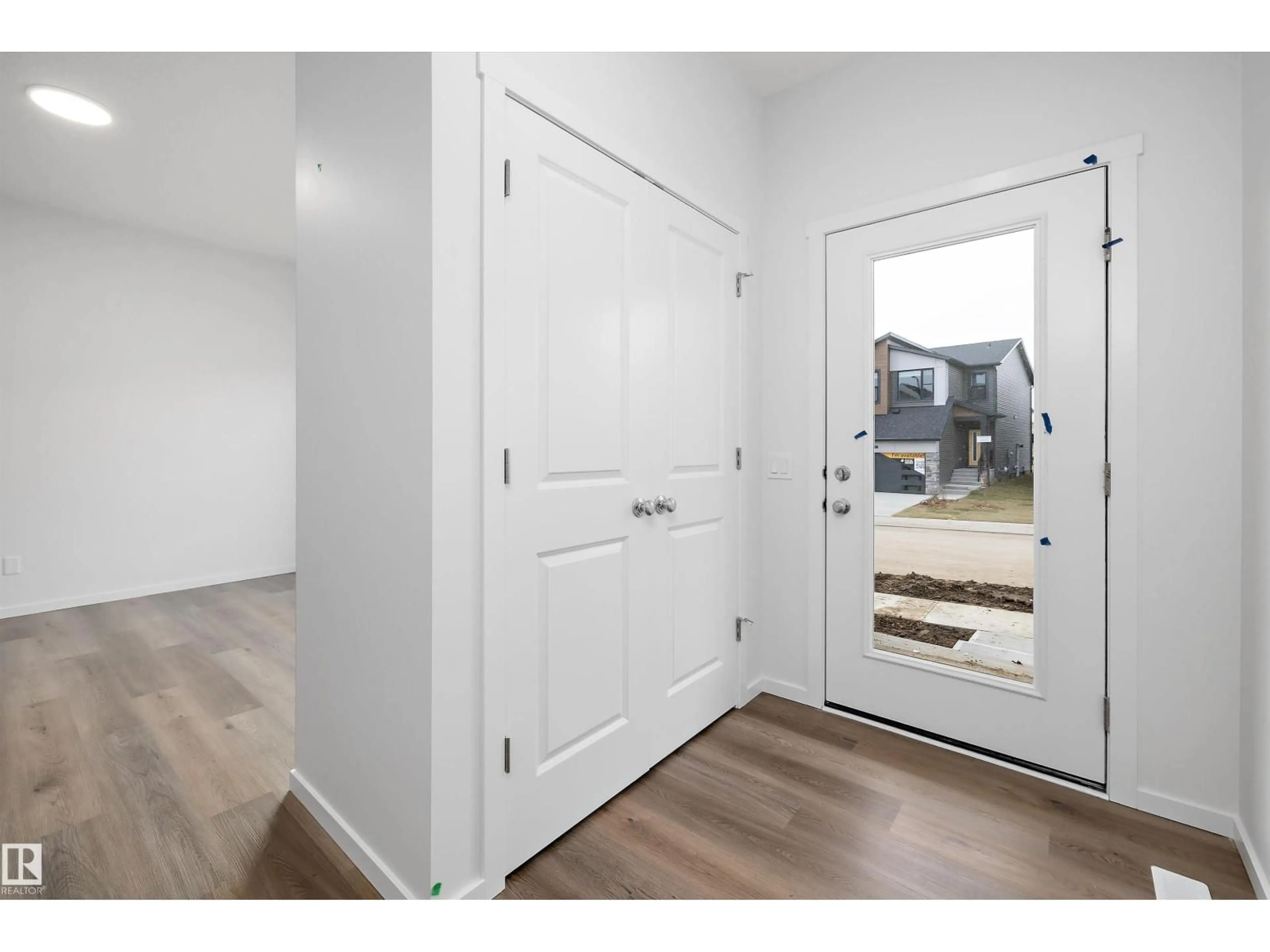 Indoor entryway for 9107 ELVES LOOP NW, Edmonton Alberta T6M3G2