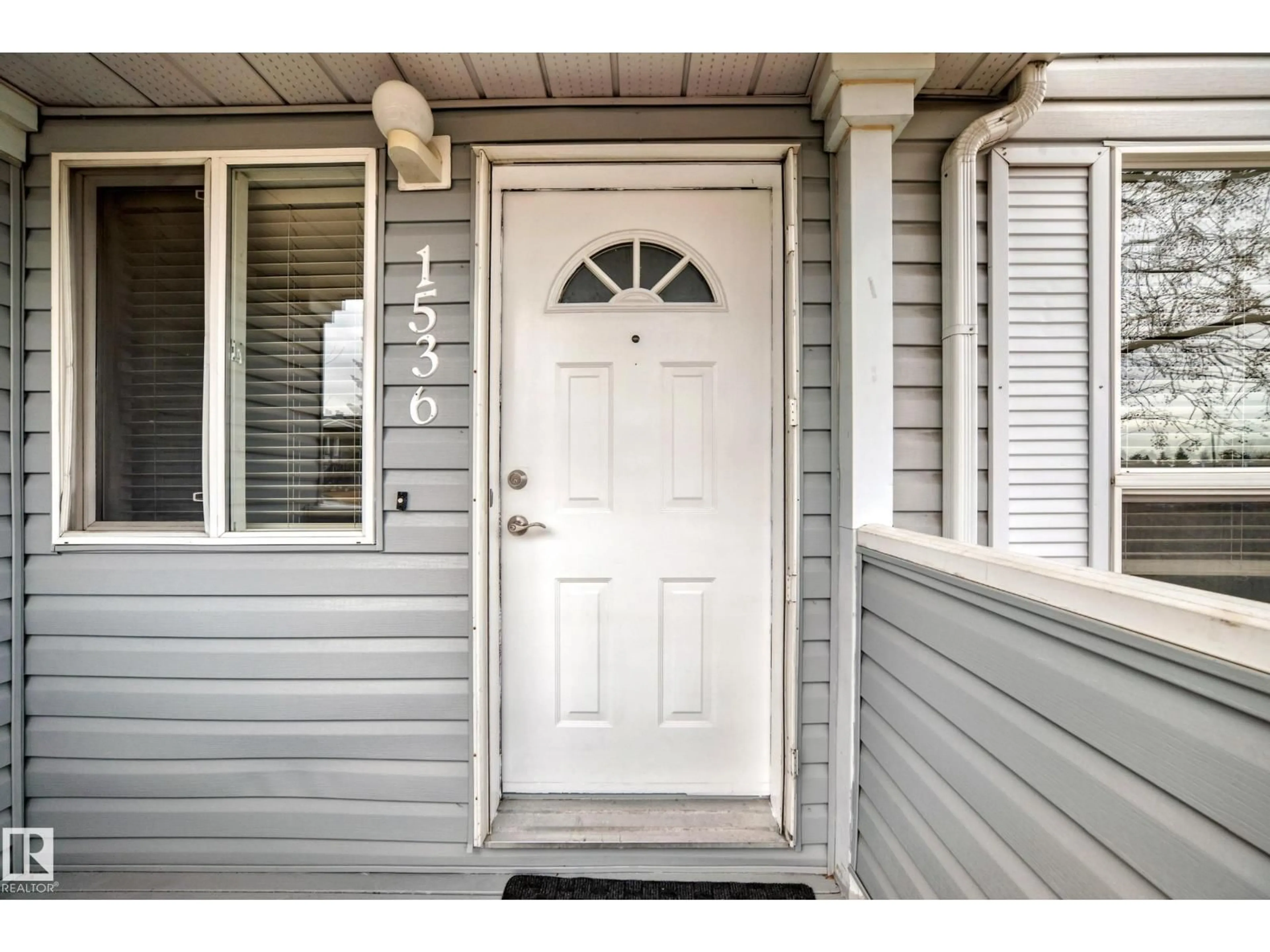 Indoor entryway for 1536 MILLWOODS RD E NW, Edmonton Alberta T6V6V5