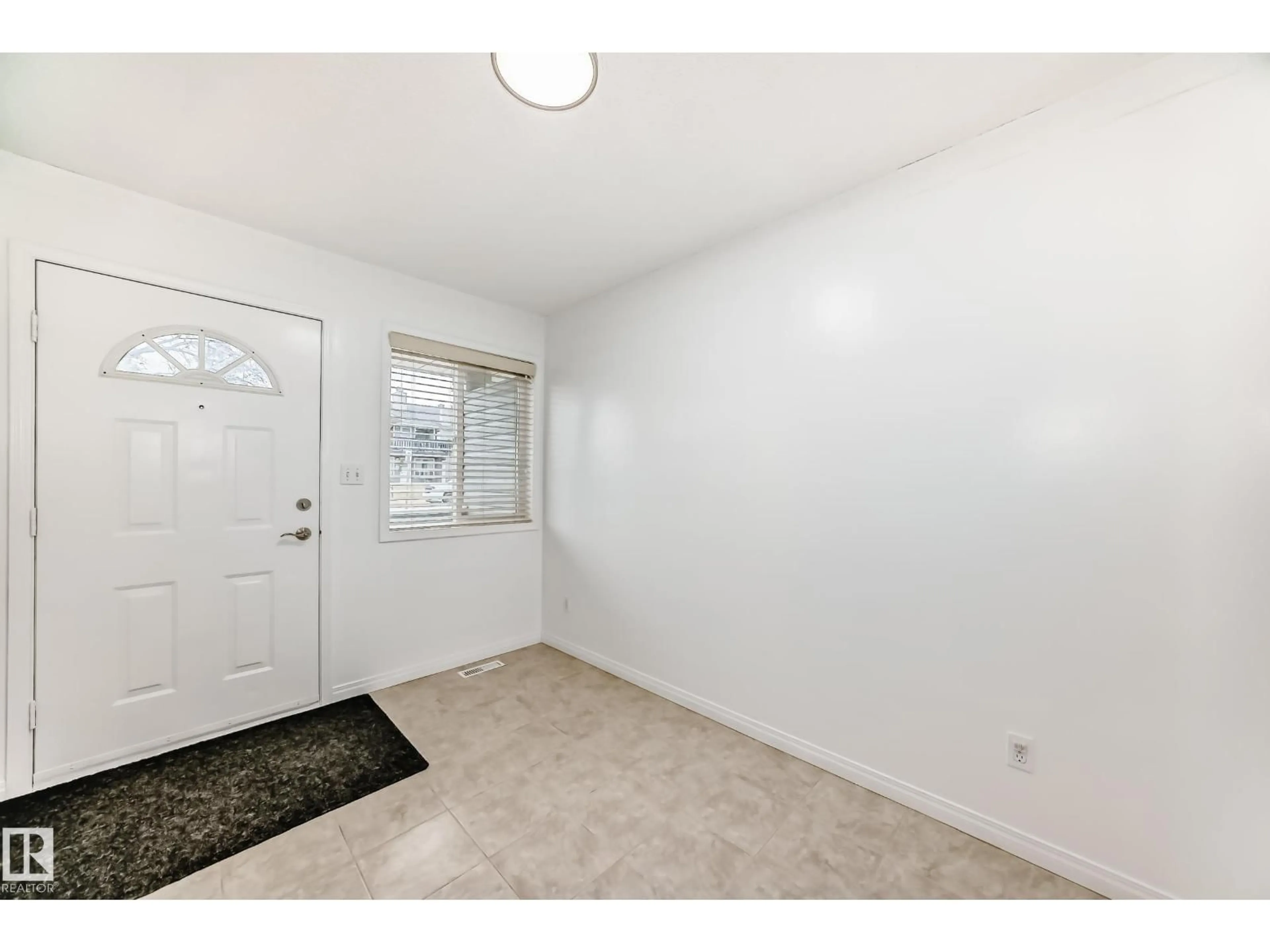 Indoor entryway for 1536 MILLWOODS RD E NW, Edmonton Alberta T6V6V5